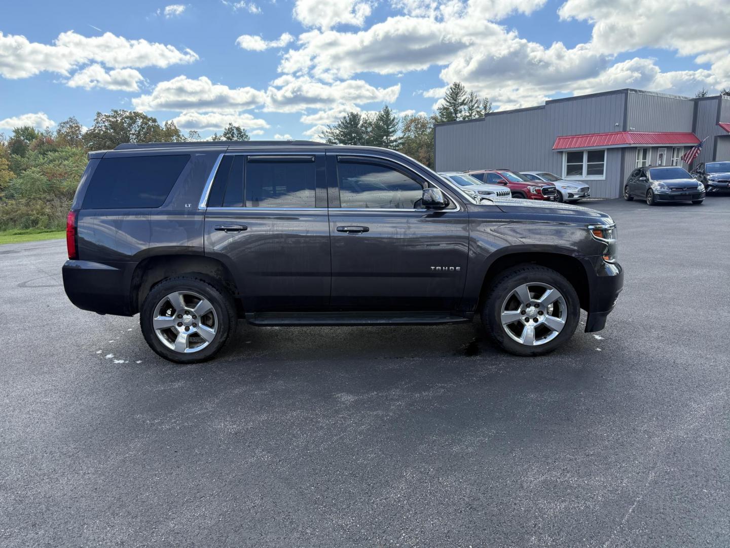 2017 Gray /Black Chevrolet Tahoe LT 4WD (1GNSKBKC4HR) with an 5.3L V8 OHV 16V engine, 6A transmission, located at 11115 Chardon Rd. , Chardon, OH, 44024, (440) 214-9705, 41.580246, -81.241943 - Command the road with this 2017 Chevrolet Tahoe LT 4WD, powered by a robust 5.3L V8 EcoTec3 engine and 6-speed automatic transmission, offering a 6,200-pound towing capacity for all your adventures. The luxurious leather interior features heated front and rear seats, tri-zone automatic climate contr - Photo#4