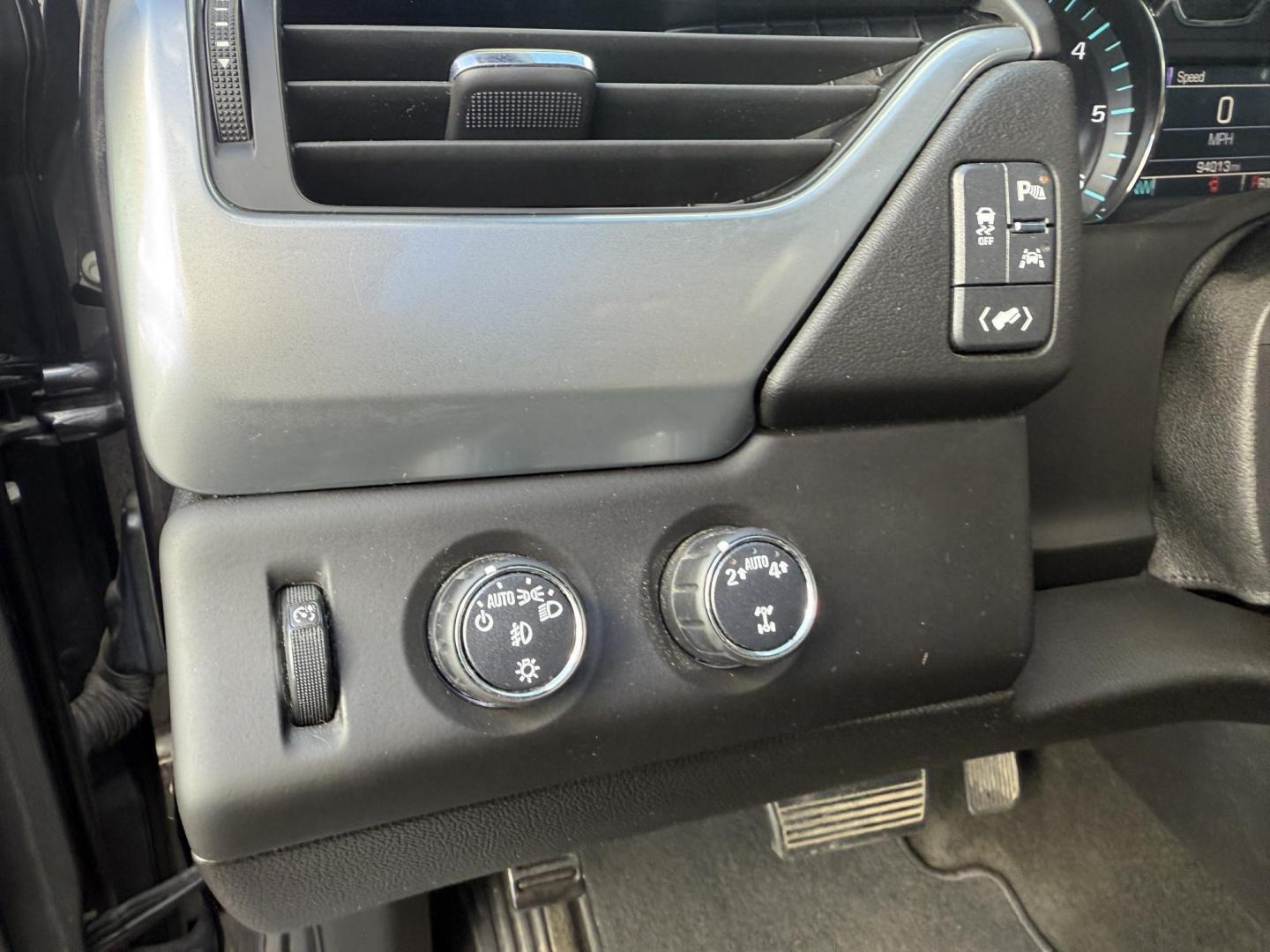 2017 Gray /Black Chevrolet Tahoe LT 4WD (1GNSKBKC4HR) with an 5.3L V8 OHV 16V engine, 6A transmission, located at 11115 Chardon Rd. , Chardon, OH, 44024, (440) 214-9705, 41.580246, -81.241943 - Command the road with this 2017 Chevrolet Tahoe LT 4WD, powered by a robust 5.3L V8 EcoTec3 engine and 6-speed automatic transmission, offering a 6,200-pound towing capacity for all your adventures. The luxurious leather interior features heated front and rear seats, tri-zone automatic climate contr - Photo#19