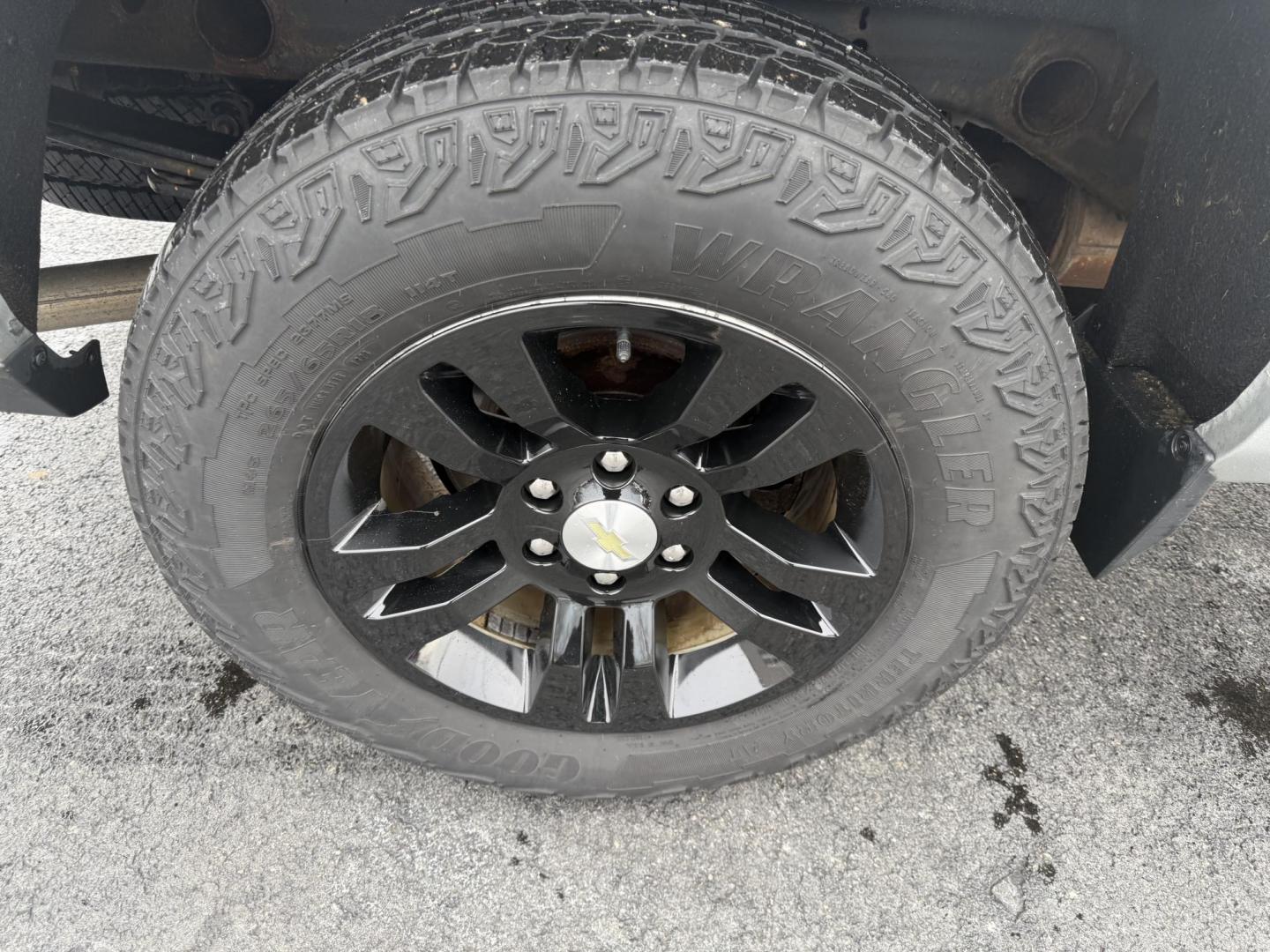 2017 Silver /Black Chevrolet Silverado 1500 LT Crew Cab 4WD (3GCUKREC6HG) with an 5.3L V8 OHV 16V engine, 6A transmission, located at 547 E. Main St., Orwell, OH, 44076, (440) 437-5893, 41.535435, -80.847855 - This 2017 Chevrolet Silverado 1500 LT Crew Cab 4WD is a versatile and robust pickup, powered by a 5.3-liter Vortec V8 engine mated with a 6-speed automatic transmission. This configuration delivers both strong performance and dependable towing capabilities, with a capacity of up to 9,400 pounds. Ins - Photo#24