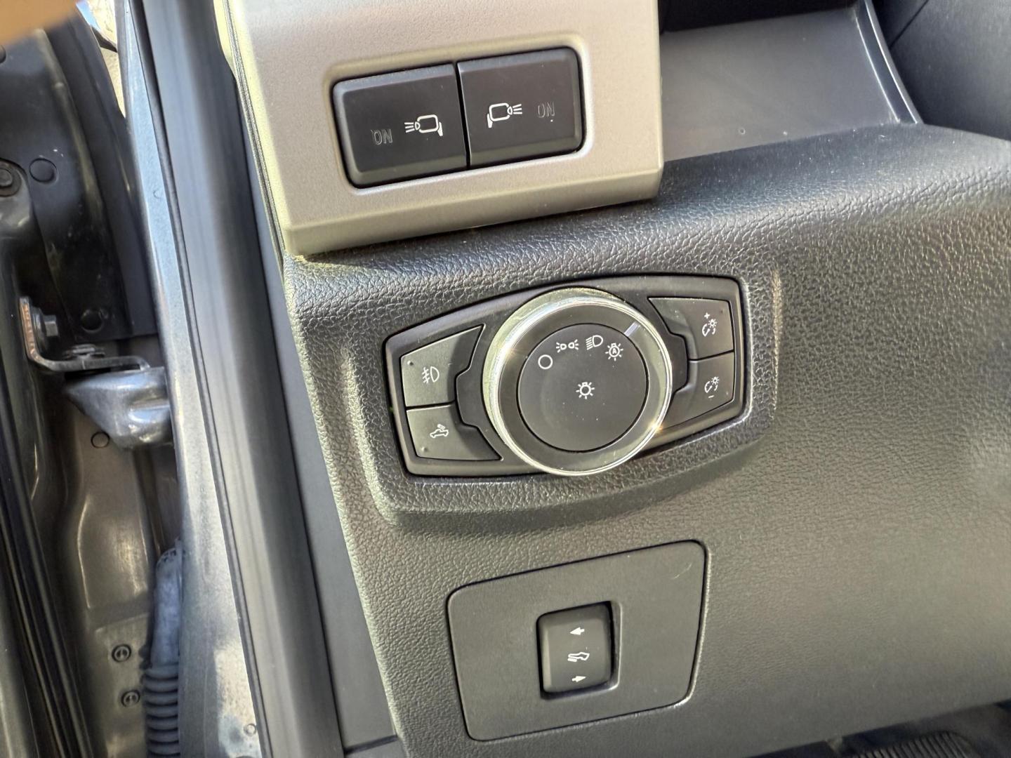 2016 Gray /Black Ford F-150 Lariat SuperCrew 6.5-ft. Bed 4WD (1FTFW1EG7GK) with an 3.5 V6 TWIN TURBO engine, 6 Speed Automatic transmission, located at 547 E. Main St., Orwell, OH, 44076, (440) 437-5893, 41.535435, -80.847855 - 2016 Ford F-150 Lariat Crew Cab 4WD – Unmatched Power, Premium Comfort, and Advanced Technology Experience the perfect blend of strength, luxury, and innovation with this 2016 Ford F-150 Lariat Crew Cab 4WD. Equipped with a commanding 3.5L Twin Turbo EcoBoost V6 engine producing 365 HP and 420 - Photo#22