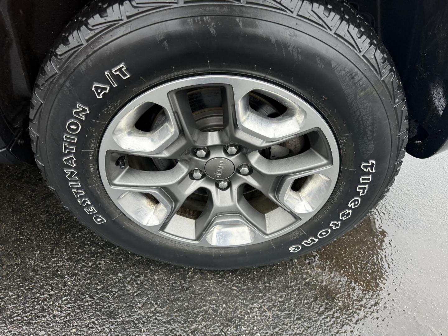 2019 Red /Black Jeep Cherokee Trailhawk Elite 4WD (1C4PJMBX3KD) with an 3.2L V6 DOHC 24V engine, 9A transmission, located at 11115 Chardon Rd. , Chardon, OH, 44024, (440) 214-9705, 41.580246, -81.241943 - This 2019 Jeep Cherokee Trailhawk Elite is a comfortable and capable off-road SUV. It is powered by a 3.2-liter V6 engine and mated to a 9-speed automatic transmission for a smooth drive output. The interior is luxurious with leather upholstery, heated and cooled front seats, power-adjustable seats - Photo#21