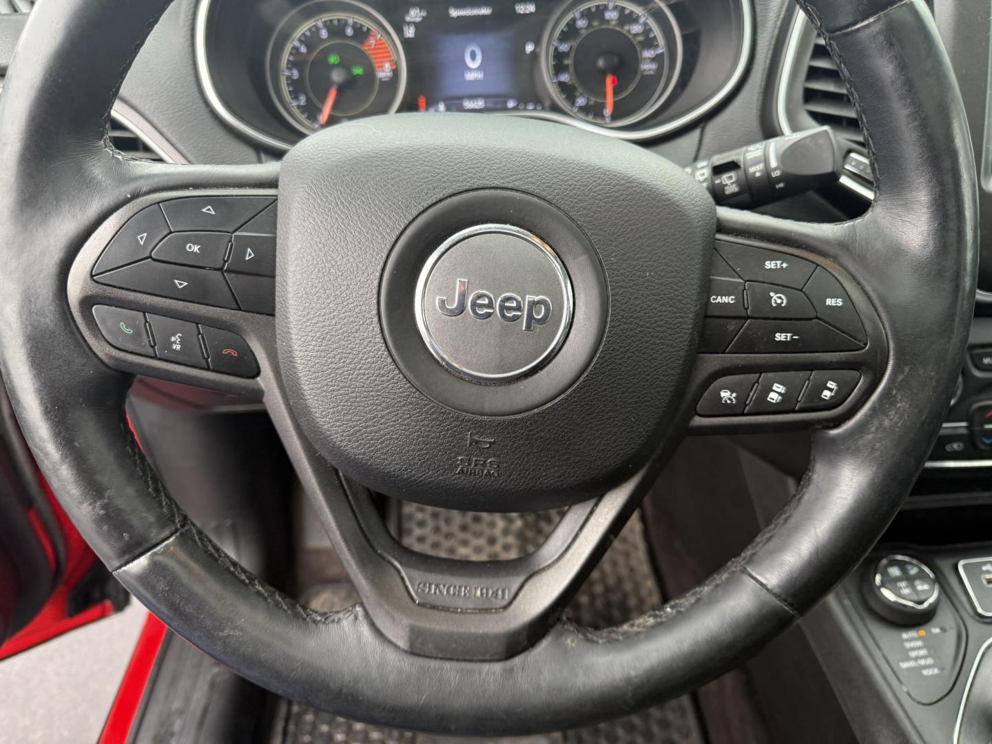 2019 Red /Black Jeep Cherokee Trailhawk Elite 4WD (1C4PJMBX3KD) with an 3.2L V6 DOHC 24V engine, 9A transmission, located at 11115 Chardon Rd. , Chardon, OH, 44024, (440) 214-9705, 41.580246, -81.241943 - This 2019 Jeep Cherokee Trailhawk Elite is a comfortable and capable off-road SUV. It is powered by a 3.2-liter V6 engine and mated to a 9-speed automatic transmission for a smooth drive output. The interior is luxurious with leather upholstery, heated and cooled front seats, power-adjustable seats - Photo#7