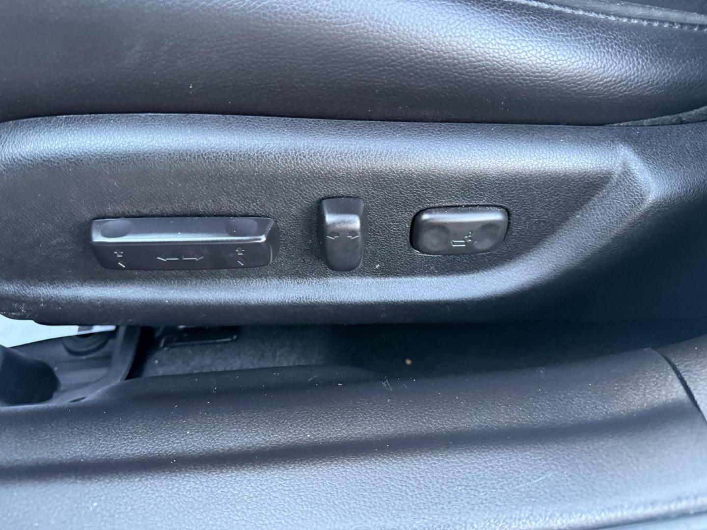 2021 White /Black Acura ILX Base (19UDE2F36MA) with an 2.0L I4 16V DOHC engine, 8A transmission, located at 547 E. Main St., Orwell, OH, 44076, (440) 437-5893, 41.535435, -80.847855 - This 2021 Acura ILX, equipped with a 2.4-liter Earthdreams I4 engine and an 8-speed automatic transmission, delivers a refined driving experience with efficient performance, achieving up to 34 MPG on the highway. The leather interior with heated front seats offers a touch of luxury, while features l - Photo#24