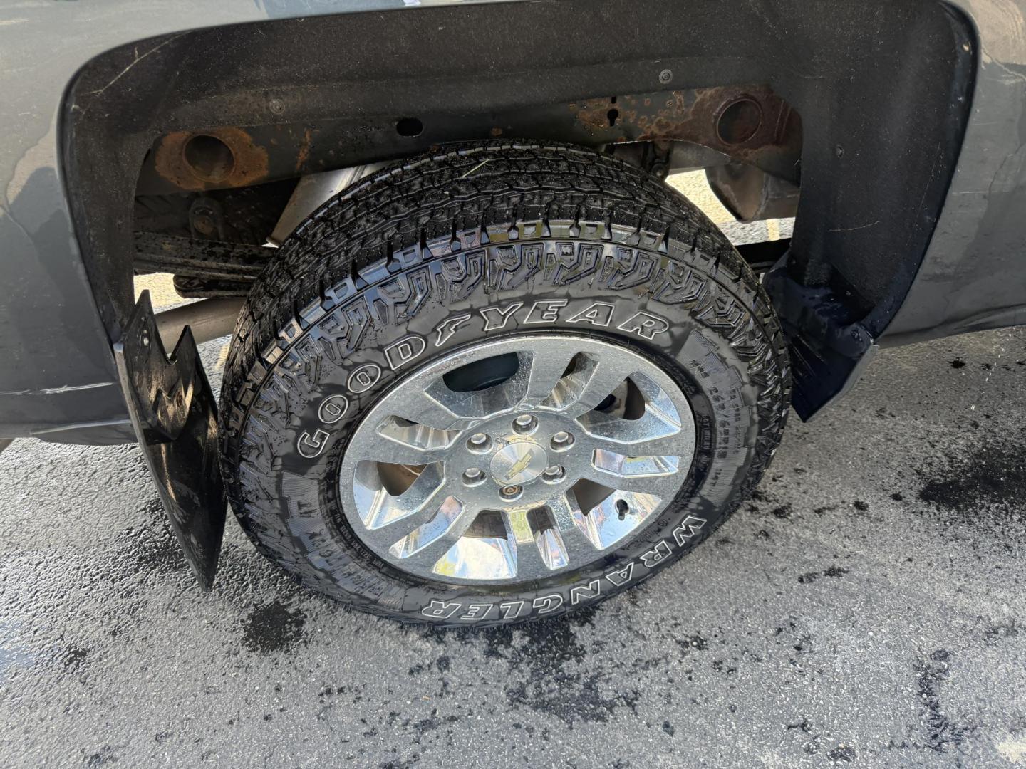 2017 Silver /Black Chevrolet Silverado 1500 LT Double Cab 4WD (1GCVKREC3HZ) with an 5.3L V8 OHV 16V engine, 6A transmission, located at 547 E. Main St., Orwell, OH, 44076, (440) 437-5893, 41.535435, -80.847855 - This 2017 Chevrolet Silverado 1500 LT Double Cab 4WD, featuring a 5.3-liter Vortec V8 engine and a 6-speed automatic transmission with 3.08 gearing, offers a strong balance of power and capability, with a towing capacity of 6,200 pounds. The truck comes equipped with modern amenities such as an 8.0- - Photo#15