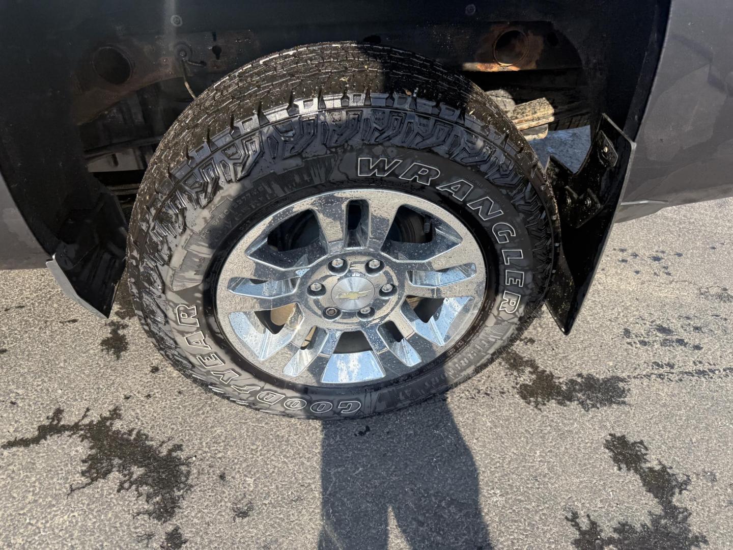 2017 Silver /Black Chevrolet Silverado 1500 LT Double Cab 4WD (1GCVKREC3HZ) with an 5.3L V8 OHV 16V engine, 6A transmission, located at 547 E. Main St., Orwell, OH, 44076, (440) 437-5893, 41.535435, -80.847855 - This 2017 Chevrolet Silverado 1500 LT Double Cab 4WD, featuring a 5.3-liter Vortec V8 engine and a 6-speed automatic transmission with 3.08 gearing, offers a strong balance of power and capability, with a towing capacity of 6,200 pounds. The truck comes equipped with modern amenities such as an 8.0- - Photo#16