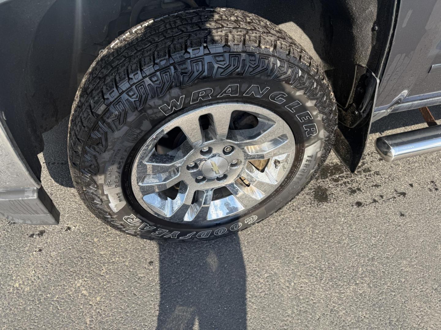 2017 Silver /Black Chevrolet Silverado 1500 LT Double Cab 4WD (1GCVKREC3HZ) with an 5.3L V8 OHV 16V engine, 6A transmission, located at 547 E. Main St., Orwell, OH, 44076, (440) 437-5893, 41.535435, -80.847855 - This 2017 Chevrolet Silverado 1500 LT Double Cab 4WD, featuring a 5.3-liter Vortec V8 engine and a 6-speed automatic transmission with 3.08 gearing, offers a strong balance of power and capability, with a towing capacity of 6,200 pounds. The truck comes equipped with modern amenities such as an 8.0- - Photo#14