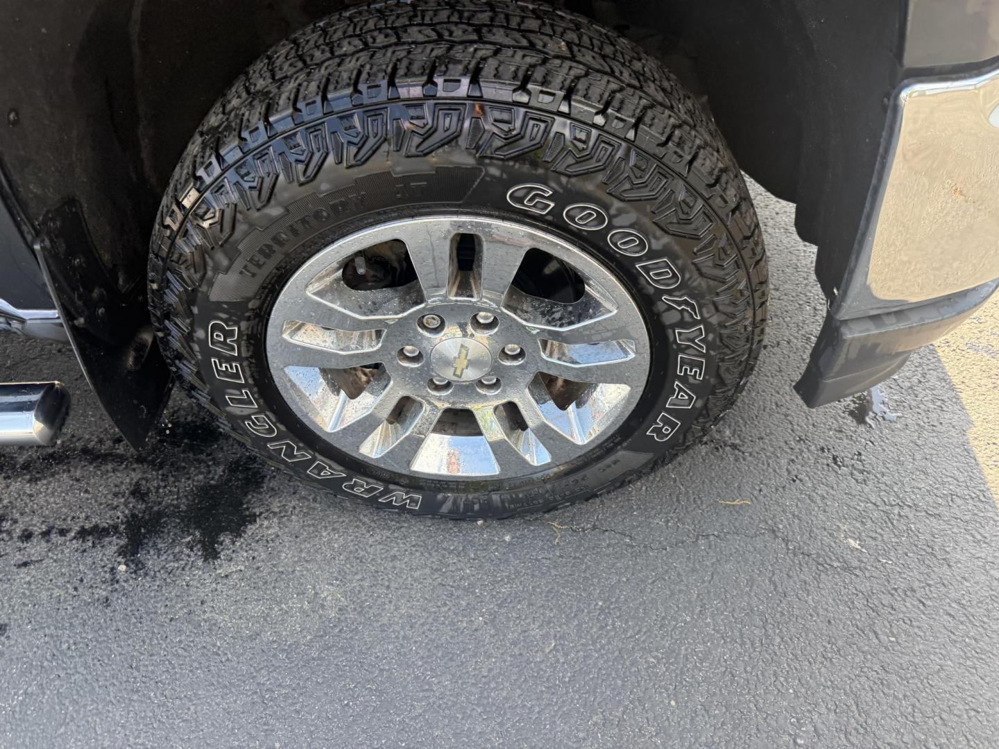 2017 Silver /Black Chevrolet Silverado 1500 LT Double Cab 4WD (1GCVKREC3HZ) with an 5.3L V8 OHV 16V engine, 6A transmission, located at 547 E. Main St., Orwell, OH, 44076, (440) 437-5893, 41.535435, -80.847855 - This 2017 Chevrolet Silverado 1500 LT Double Cab 4WD, featuring a 5.3-liter Vortec V8 engine and a 6-speed automatic transmission with 3.08 gearing, offers a strong balance of power and capability, with a towing capacity of 6,200 pounds. The truck comes equipped with modern amenities such as an 8.0- - Photo#17