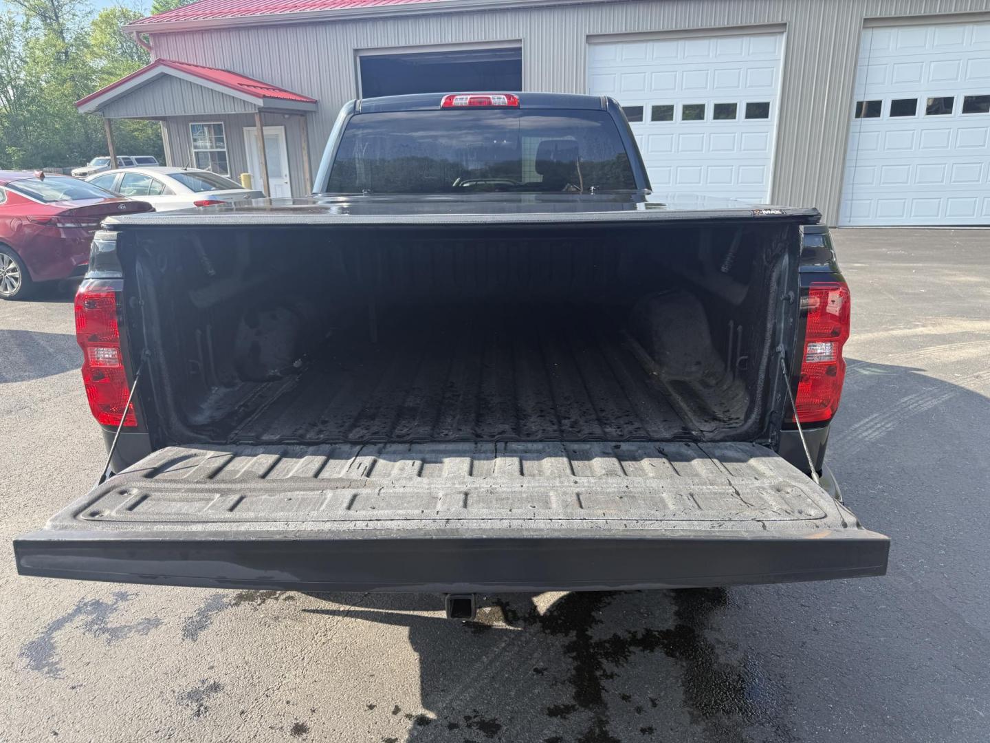 2017 Silver /Black Chevrolet Silverado 1500 LT Double Cab 4WD (1GCVKREC3HZ) with an 5.3L V8 OHV 16V engine, 6A transmission, located at 547 E. Main St., Orwell, OH, 44076, (440) 437-5893, 41.535435, -80.847855 - This 2017 Chevrolet Silverado 1500 LT Double Cab 4WD, featuring a 5.3-liter Vortec V8 engine and a 6-speed automatic transmission with 3.08 gearing, offers a strong balance of power and capability, with a towing capacity of 6,200 pounds. The truck comes equipped with modern amenities such as an 8.0- - Photo#9