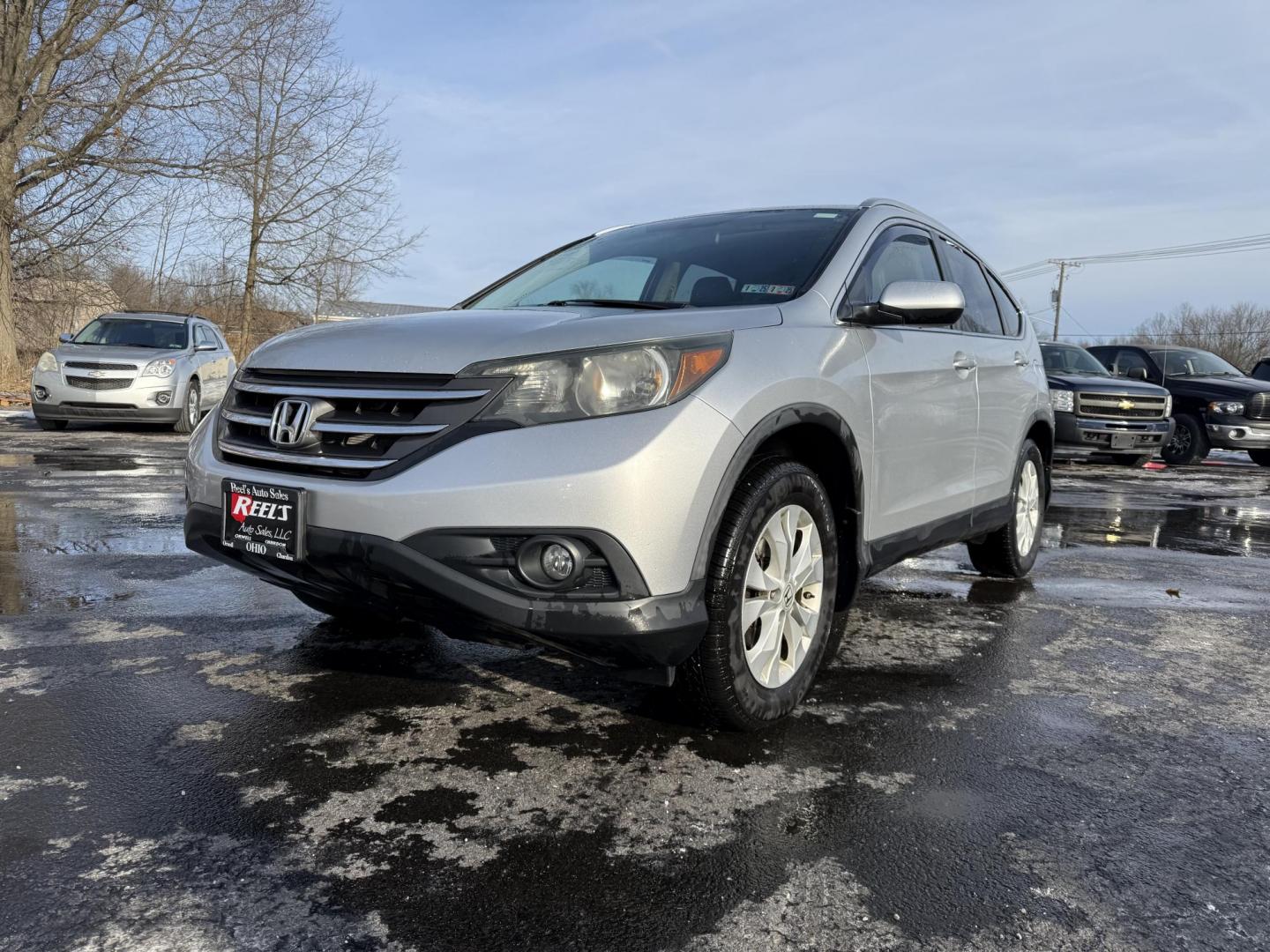 2013 Silver /Black Honda CR-V EX-L 4WD 5-Speed AT (2HKRM4H72DH) with an 2.4L I4 DOHC 16V engine, 5-Speed Automatic transmission, located at 547 E. Main St., Orwell, OH, 44076, (440) 437-5893, 41.535435, -80.847855 - This 2013 Honda CR-V EX-L AWD combines practicality with luxury amenities, making it an appealing option for those seeking comfort and performance. Powered by a 2.4-liter I4 engine paired with a 5-speed automatic transmission, it provides a reliable and smooth driving experience. This model features - Photo#0