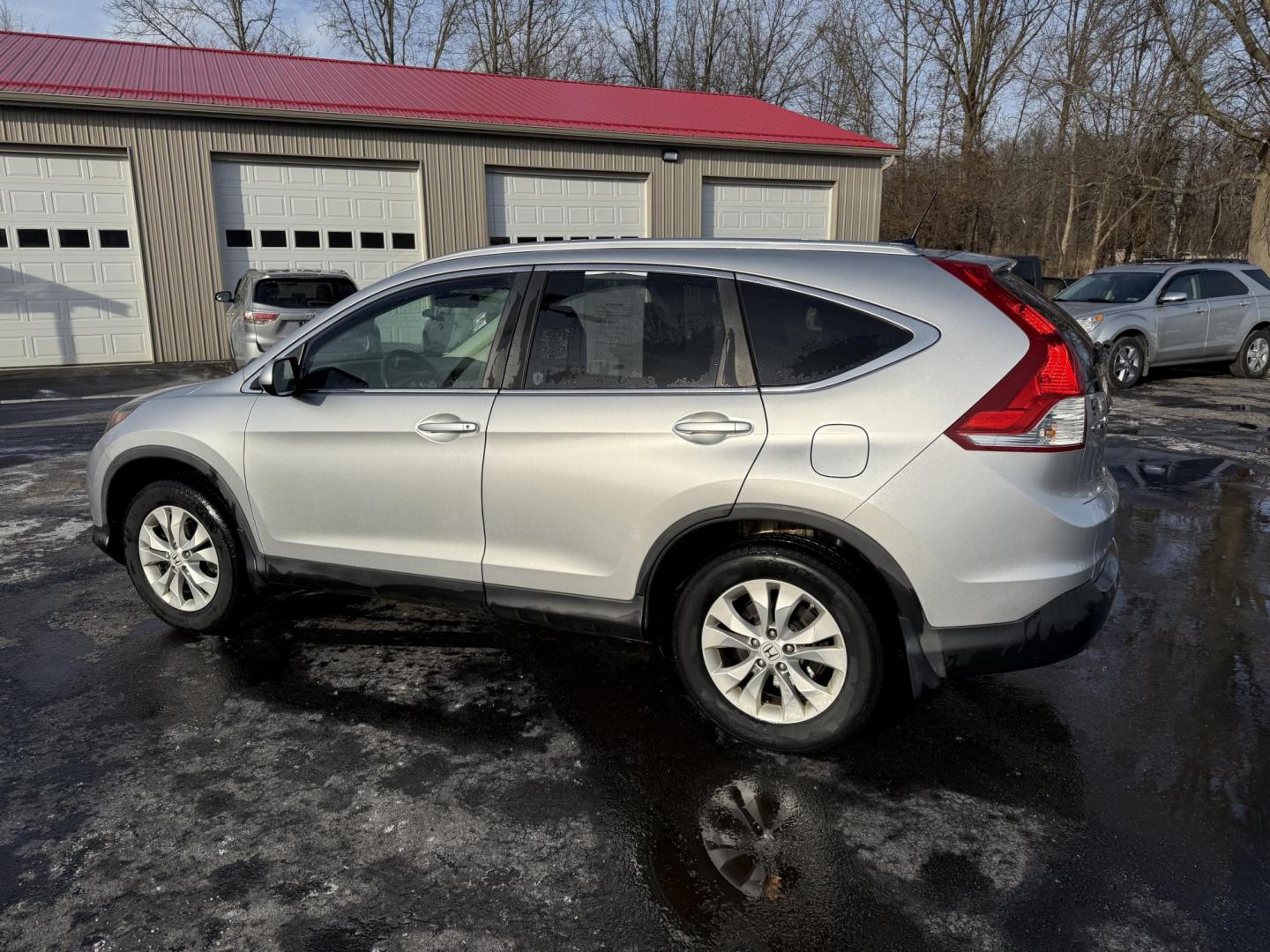 2013 Silver /Black Honda CR-V EX-L 4WD 5-Speed AT (2HKRM4H72DH) with an 2.4L I4 DOHC 16V engine, 5-Speed Automatic transmission, located at 547 E. Main St., Orwell, OH, 44076, (440) 437-5893, 41.535435, -80.847855 - This 2013 Honda CR-V EX-L AWD combines practicality with luxury amenities, making it an appealing option for those seeking comfort and performance. Powered by a 2.4-liter I4 engine paired with a 5-speed automatic transmission, it provides a reliable and smooth driving experience. This model features - Photo#10