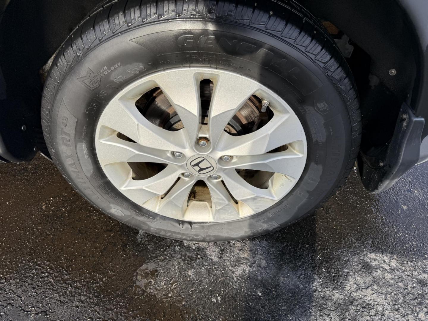 2013 Silver /Black Honda CR-V EX-L 4WD 5-Speed AT (2HKRM4H72DH) with an 2.4L I4 DOHC 16V engine, 5-Speed Automatic transmission, located at 547 E. Main St., Orwell, OH, 44076, (440) 437-5893, 41.535435, -80.847855 - This 2013 Honda CR-V EX-L AWD combines practicality with luxury amenities, making it an appealing option for those seeking comfort and performance. Powered by a 2.4-liter I4 engine paired with a 5-speed automatic transmission, it provides a reliable and smooth driving experience. This model features - Photo#11