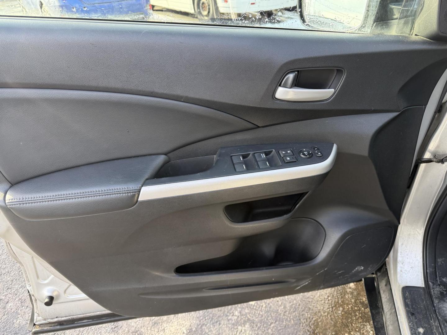 2013 Silver /Black Honda CR-V EX-L 4WD 5-Speed AT (2HKRM4H72DH) with an 2.4L I4 DOHC 16V engine, 5-Speed Automatic transmission, located at 547 E. Main St., Orwell, OH, 44076, (440) 437-5893, 41.535435, -80.847855 - This 2013 Honda CR-V EX-L AWD combines practicality with luxury amenities, making it an appealing option for those seeking comfort and performance. Powered by a 2.4-liter I4 engine paired with a 5-speed automatic transmission, it provides a reliable and smooth driving experience. This model features - Photo#15