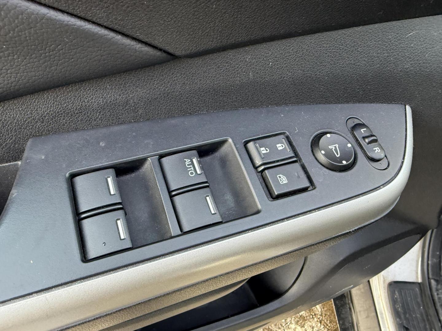 2013 Silver /Black Honda CR-V EX-L 4WD 5-Speed AT (2HKRM4H72DH) with an 2.4L I4 DOHC 16V engine, 5-Speed Automatic transmission, located at 547 E. Main St., Orwell, OH, 44076, (440) 437-5893, 41.535435, -80.847855 - This 2013 Honda CR-V EX-L AWD combines practicality with luxury amenities, making it an appealing option for those seeking comfort and performance. Powered by a 2.4-liter I4 engine paired with a 5-speed automatic transmission, it provides a reliable and smooth driving experience. This model features - Photo#16