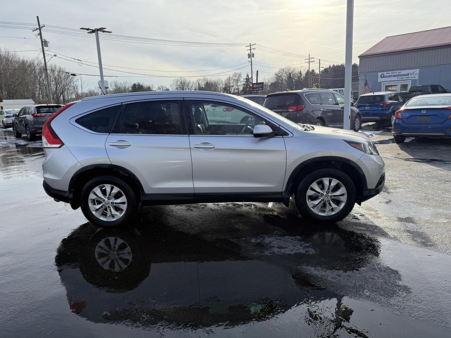 2013 Silver /Black Honda CR-V EX-L 4WD 5-Speed AT (2HKRM4H72DH) with an 2.4L I4 DOHC 16V engine, 5-Speed Automatic transmission, located at 547 E. Main St., Orwell, OH, 44076, (440) 437-5893, 41.535435, -80.847855 - This 2013 Honda CR-V EX-L AWD combines practicality with luxury amenities, making it an appealing option for those seeking comfort and performance. Powered by a 2.4-liter I4 engine paired with a 5-speed automatic transmission, it provides a reliable and smooth driving experience. This model features - Photo#5