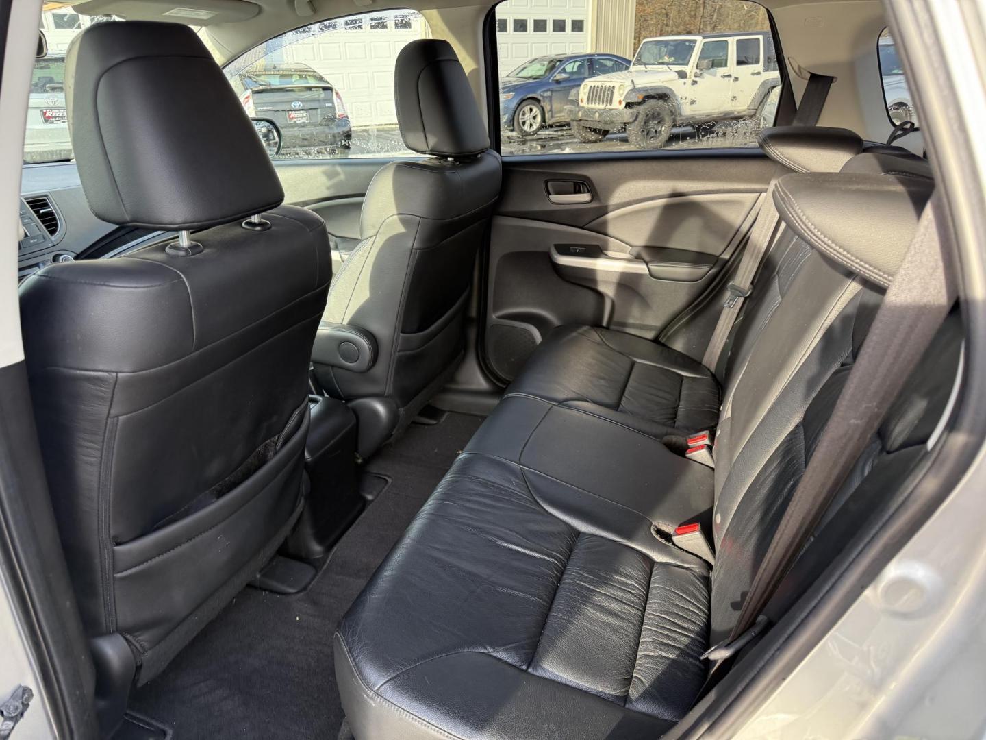 2013 Silver /Black Honda CR-V EX-L 4WD 5-Speed AT (2HKRM4H72DH) with an 2.4L I4 DOHC 16V engine, 5-Speed Automatic transmission, located at 547 E. Main St., Orwell, OH, 44076, (440) 437-5893, 41.535435, -80.847855 - This 2013 Honda CR-V EX-L AWD combines practicality with luxury amenities, making it an appealing option for those seeking comfort and performance. Powered by a 2.4-liter I4 engine paired with a 5-speed automatic transmission, it provides a reliable and smooth driving experience. This model features - Photo#30