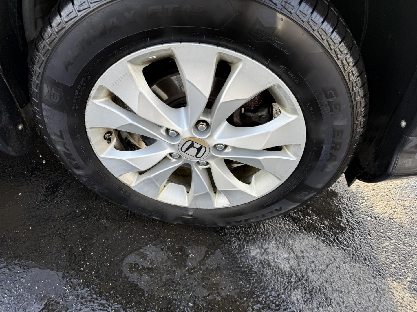 2013 Silver /Black Honda CR-V EX-L 4WD 5-Speed AT (2HKRM4H72DH) with an 2.4L I4 DOHC 16V engine, 5-Speed Automatic transmission, located at 547 E. Main St., Orwell, OH, 44076, (440) 437-5893, 41.535435, -80.847855 - This 2013 Honda CR-V EX-L AWD combines practicality with luxury amenities, making it an appealing option for those seeking comfort and performance. Powered by a 2.4-liter I4 engine paired with a 5-speed automatic transmission, it provides a reliable and smooth driving experience. This model features - Photo#4