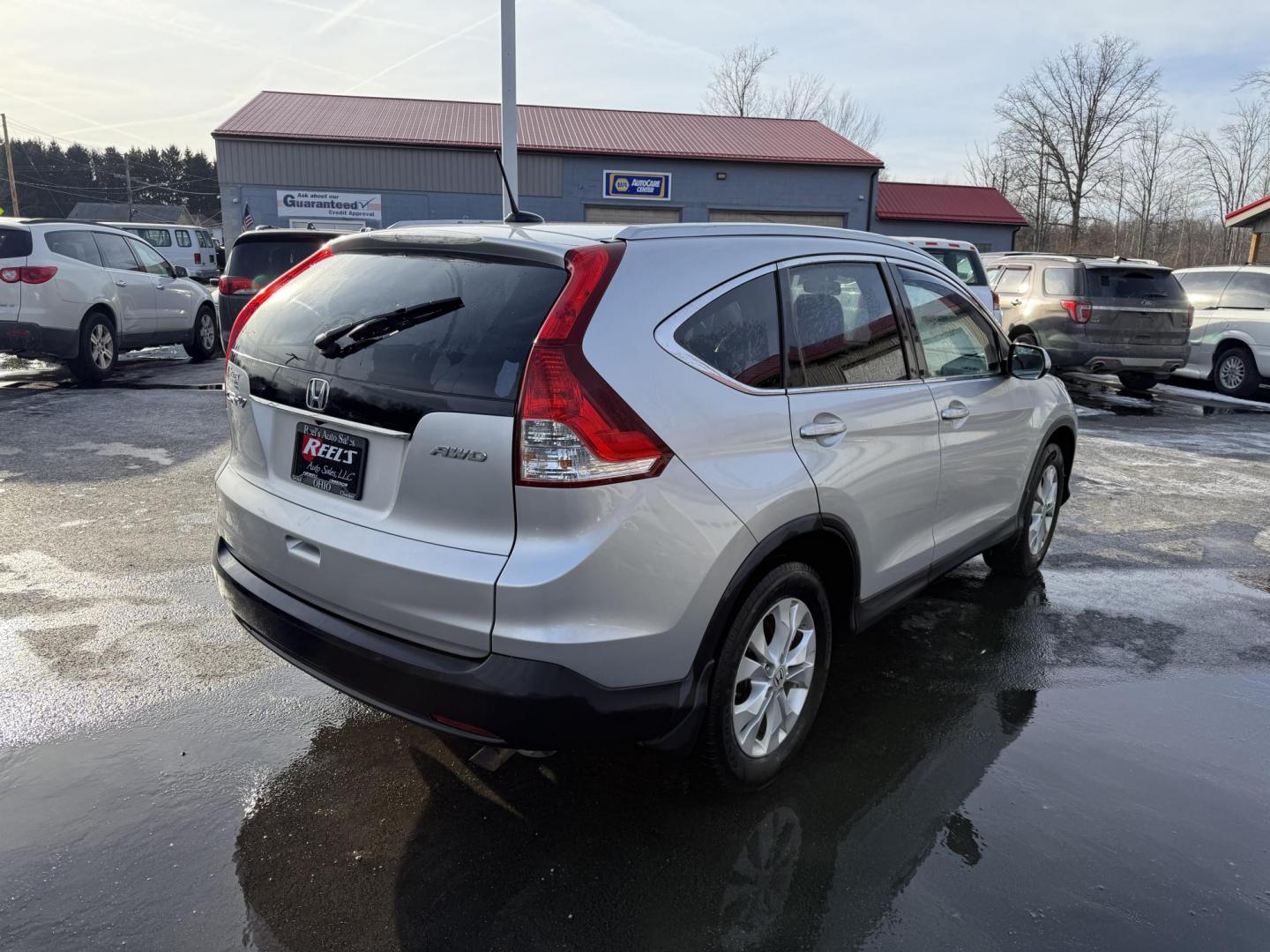 2013 Silver /Black Honda CR-V EX-L 4WD 5-Speed AT (2HKRM4H72DH) with an 2.4L I4 DOHC 16V engine, 5-Speed Automatic transmission, located at 547 E. Main St., Orwell, OH, 44076, (440) 437-5893, 41.535435, -80.847855 - This 2013 Honda CR-V EX-L AWD combines practicality with luxury amenities, making it an appealing option for those seeking comfort and performance. Powered by a 2.4-liter I4 engine paired with a 5-speed automatic transmission, it provides a reliable and smooth driving experience. This model features - Photo#8