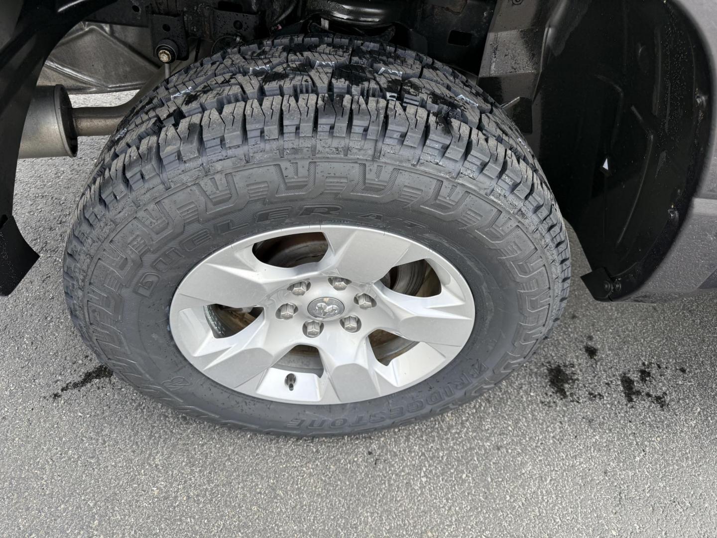 2019 Gray /Black RAM 1500 Big Horn Crew Cab SWB 4WD (1C6SRFFTXKN) with an 5.7L V8 OHV 16V engine, 8A transmission, located at 11115 Chardon Rd. , Chardon, OH, 44024, (440) 214-9705, 41.580246, -81.241943 - This 2019 Ram 1500 Big Horn Crew Cab is a well-equipped truck combining powerful performance with modern technology and comfort features. It comes with a 5.7 HEMI V8 engine delivering 395 HP and 410 lb-ft of torque, paired with an 8-speed automatic transmission and 3.21 gearing, boasting an 8,120-po - Photo#21