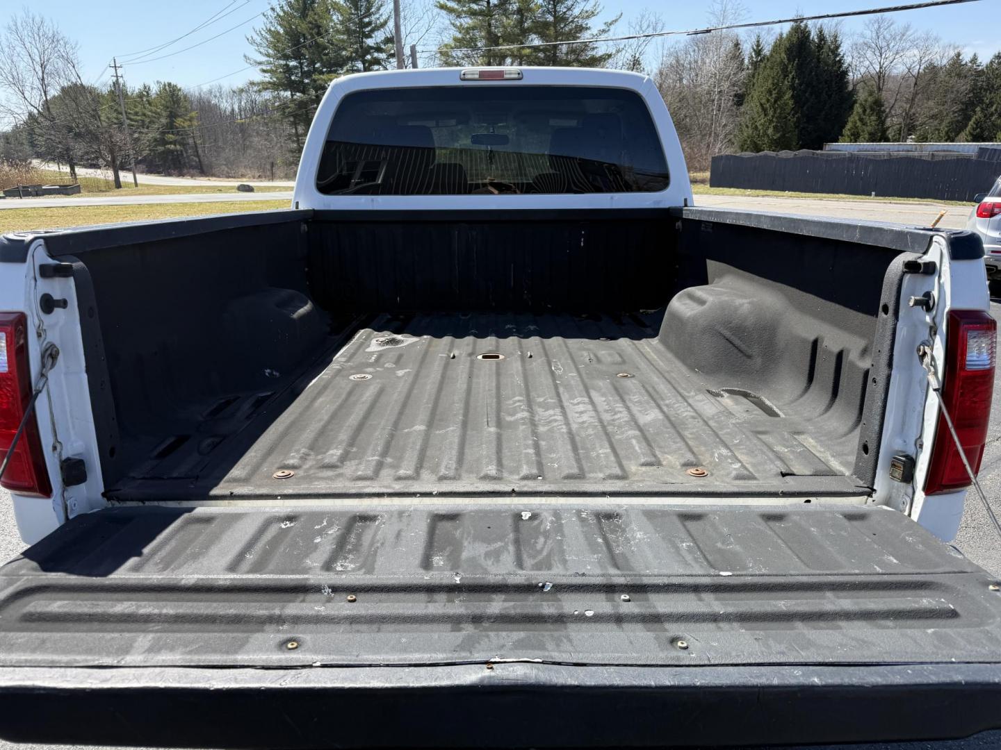 2014 White /Gray Ford F-250 SD XLT SuperCab 4WD (1FT7X2B62EE) with an 6.2L V8 OHV 16V FFV engine, 6-Speed Automatic transmission, located at 11115 Chardon Rd. , Chardon, OH, 44024, (440) 214-9705, 41.580246, -81.241943 - This One Owner 2014 Ford F-250 XLT Supercab is a robust truck designed for both work and comfort, featuring a powerful 6.2-liter V8 engine capable of using flex fuel. It comes with a 6-speed automatic transmission and offers a significant towing capacity of 12,500 pounds along with a payload capacit - Photo#20