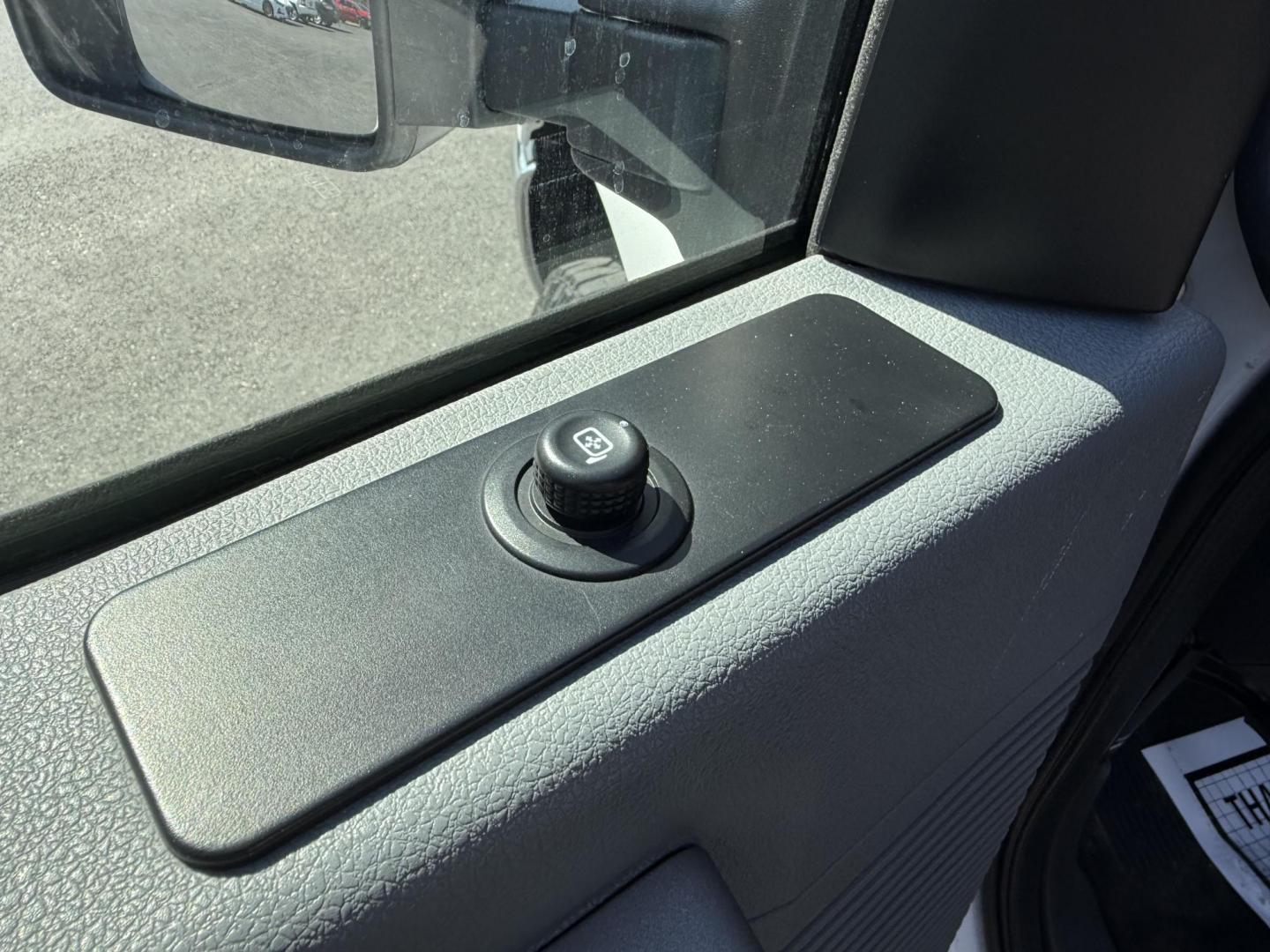 2014 White /Gray Ford F-250 SD XLT SuperCab 4WD (1FT7X2B62EE) with an 6.2L V8 OHV 16V FFV engine, 6-Speed Automatic transmission, located at 11115 Chardon Rd. , Chardon, OH, 44024, (440) 214-9705, 41.580246, -81.241943 - This One Owner 2014 Ford F-250 XLT Supercab is a robust truck designed for both work and comfort, featuring a powerful 6.2-liter V8 engine capable of using flex fuel. It comes with a 6-speed automatic transmission and offers a significant towing capacity of 12,500 pounds along with a payload capacit - Photo#32