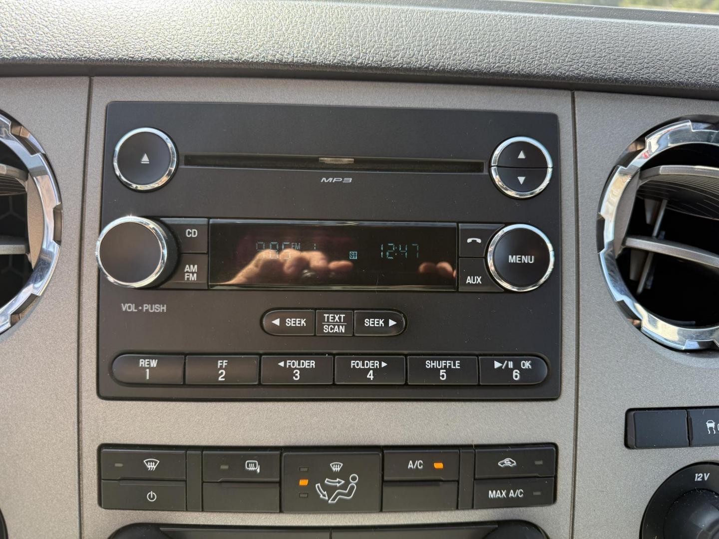 2014 White /Gray Ford F-250 SD XLT SuperCab 4WD (1FT7X2B62EE) with an 6.2L V8 OHV 16V FFV engine, 6-Speed Automatic transmission, located at 11115 Chardon Rd. , Chardon, OH, 44024, (440) 214-9705, 41.580246, -81.241943 - This One Owner 2014 Ford F-250 XLT Supercab is a robust truck designed for both work and comfort, featuring a powerful 6.2-liter V8 engine capable of using flex fuel. It comes with a 6-speed automatic transmission and offers a significant towing capacity of 12,500 pounds along with a payload capacit - Photo#9