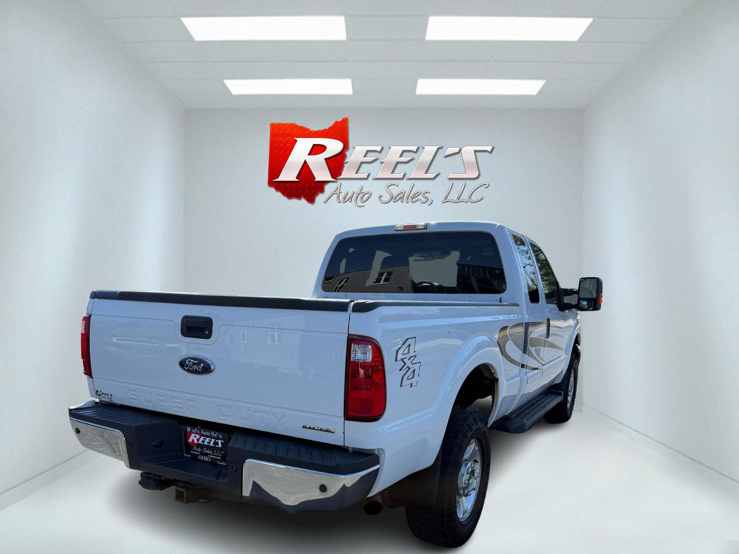 2014 White /Gray Ford F-250 SD XLT SuperCab 4WD (1FT7X2B62EE) with an 6.2L V8 OHV 16V FFV engine, 6-Speed Automatic transmission, located at 11115 Chardon Rd. , Chardon, OH, 44024, (440) 214-9705, 41.580246, -81.241943 - This One Owner 2014 Ford F-250 XLT Supercab is a robust truck designed for both work and comfort, featuring a powerful 6.2-liter V8 engine capable of using flex fuel. It comes with a 6-speed automatic transmission and offers a significant towing capacity of 12,500 pounds along with a payload capacit - Photo#21