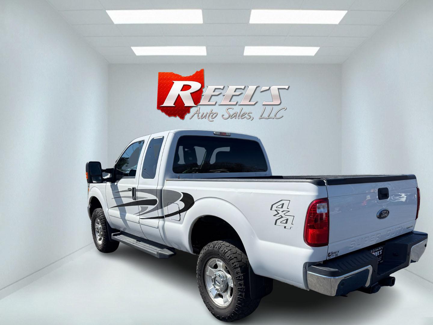 2014 White /Gray Ford F-250 SD XLT SuperCab 4WD (1FT7X2B62EE) with an 6.2L V8 OHV 16V FFV engine, 6-Speed Automatic transmission, located at 11115 Chardon Rd. , Chardon, OH, 44024, (440) 214-9705, 41.580246, -81.241943 - This One Owner 2014 Ford F-250 XLT Supercab is a robust truck designed for both work and comfort, featuring a powerful 6.2-liter V8 engine capable of using flex fuel. It comes with a 6-speed automatic transmission and offers a significant towing capacity of 12,500 pounds along with a payload capacit - Photo#29