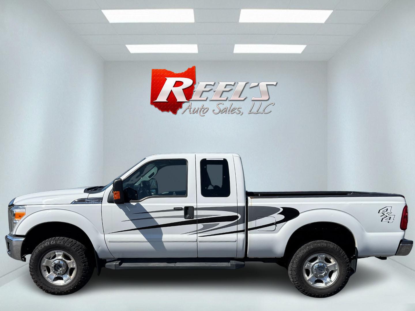 2014 White /Gray Ford F-250 SD XLT SuperCab 4WD (1FT7X2B62EE) with an 6.2L V8 OHV 16V FFV engine, 6-Speed Automatic transmission, located at 11115 Chardon Rd. , Chardon, OH, 44024, (440) 214-9705, 41.580246, -81.241943 - This One Owner 2014 Ford F-250 XLT Supercab is a robust truck designed for both work and comfort, featuring a powerful 6.2-liter V8 engine capable of using flex fuel. It comes with a 6-speed automatic transmission and offers a significant towing capacity of 12,500 pounds along with a payload capacit - Photo#28