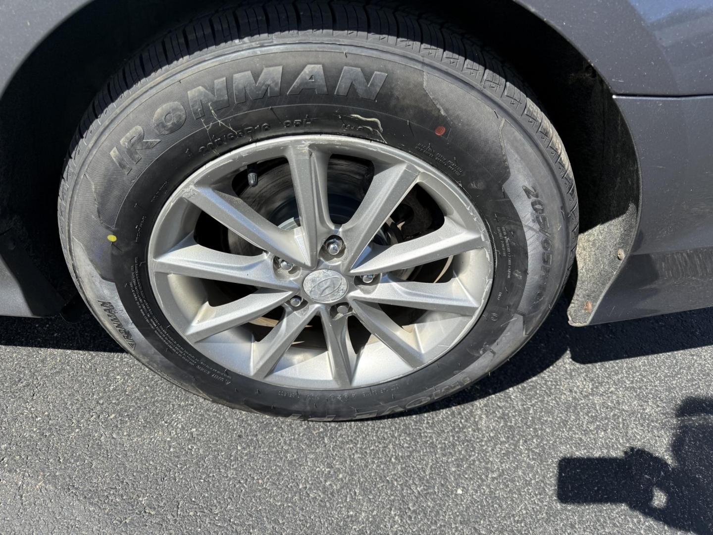 2018 Gray /Gray Hyundai Sonata SE (5NPE24AF9JH) with an 2.4L I4 DOHC 16V engine, 6-Speed Automatic transmission, located at 547 E. Main St., Orwell, OH, 44076, (440) 437-5893, 41.535435, -80.847855 - Photo#15