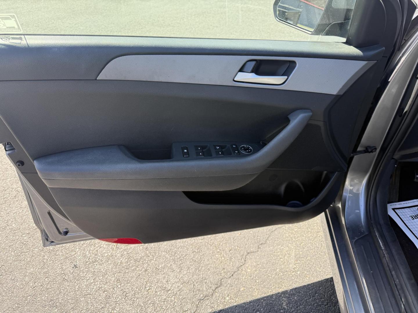 2018 Gray /Gray Hyundai Sonata SE (5NPE24AF9JH) with an 2.4L I4 DOHC 16V engine, 6-Speed Automatic transmission, located at 547 E. Main St., Orwell, OH, 44076, (440) 437-5893, 41.535435, -80.847855 - Photo#4