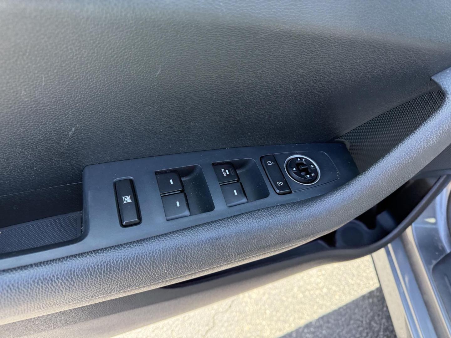2018 Gray /Gray Hyundai Sonata SE (5NPE24AF9JH) with an 2.4L I4 DOHC 16V engine, 6-Speed Automatic transmission, located at 547 E. Main St., Orwell, OH, 44076, (440) 437-5893, 41.535435, -80.847855 - Photo#5