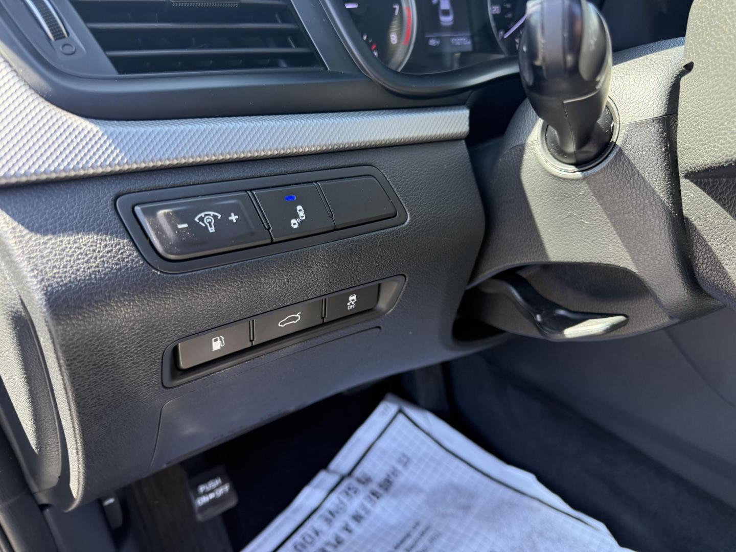 2018 Gray /Gray Hyundai Sonata SE (5NPE24AF9JH) with an 2.4L I4 DOHC 16V engine, 6-Speed Automatic transmission, located at 547 E. Main St., Orwell, OH, 44076, (440) 437-5893, 41.535435, -80.847855 - Photo#6
