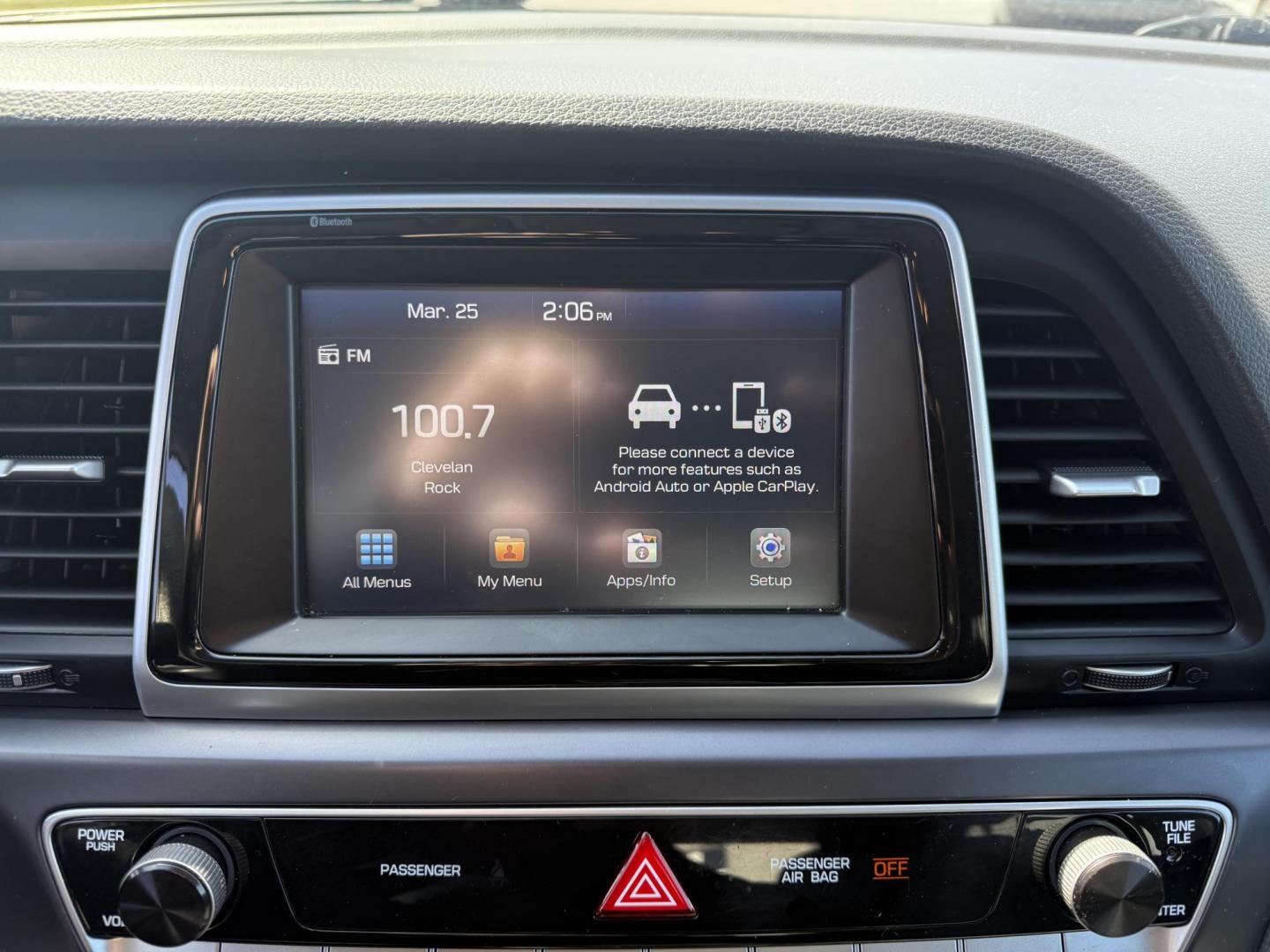 2018 Gray /Gray Hyundai Sonata SE (5NPE24AF9JH) with an 2.4L I4 DOHC 16V engine, 6-Speed Automatic transmission, located at 547 E. Main St., Orwell, OH, 44076, (440) 437-5893, 41.535435, -80.847855 - Photo#10