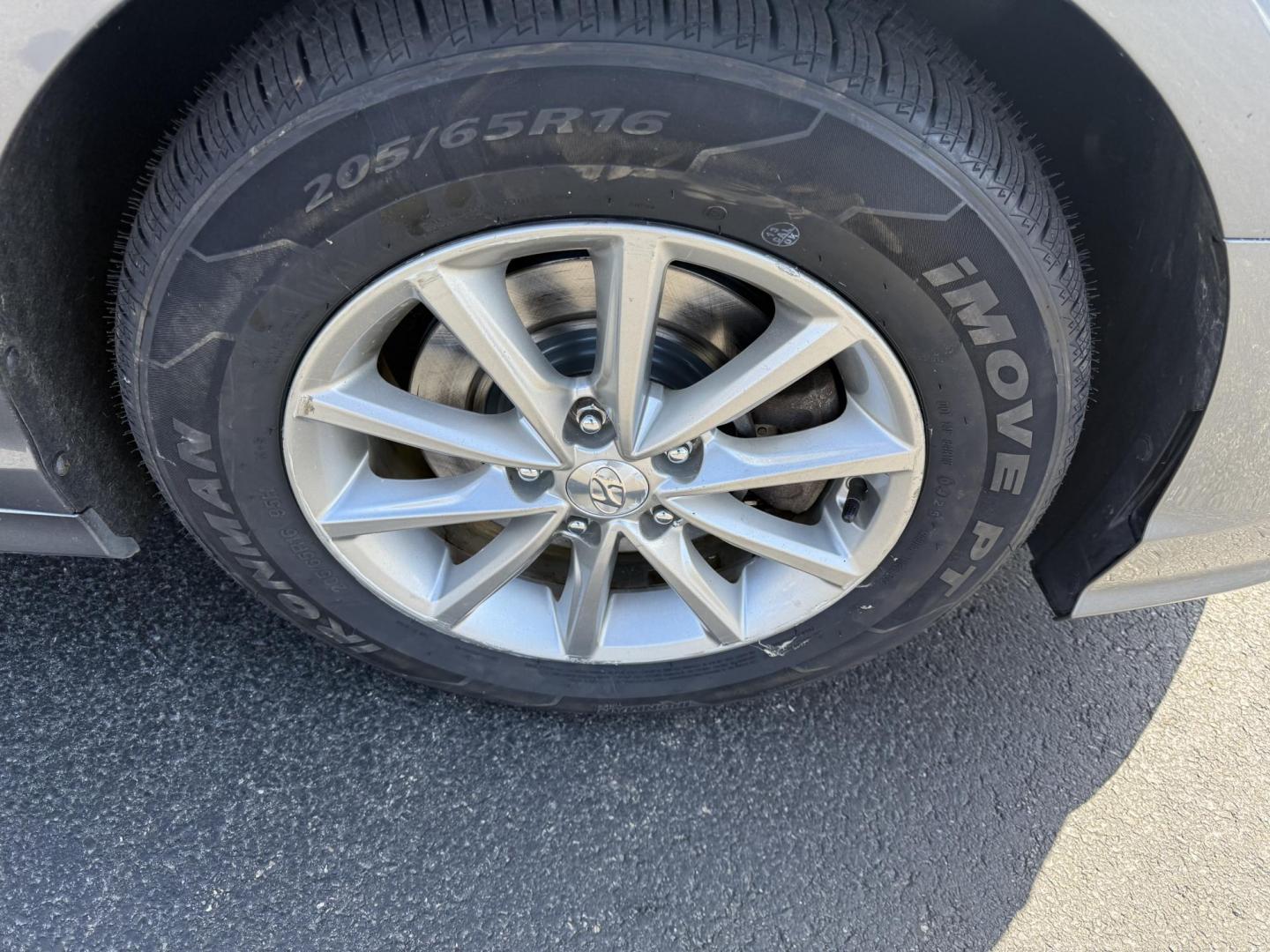 2018 Gray /Gray Hyundai Sonata SE (5NPE24AF9JH) with an 2.4L I4 DOHC 16V engine, 6-Speed Automatic transmission, located at 547 E. Main St., Orwell, OH, 44076, (440) 437-5893, 41.535435, -80.847855 - Photo#13