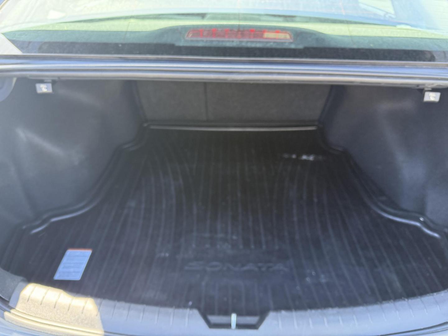2018 Gray /Gray Hyundai Sonata SE (5NPE24AF9JH) with an 2.4L I4 DOHC 16V engine, 6-Speed Automatic transmission, located at 547 E. Main St., Orwell, OH, 44076, (440) 437-5893, 41.535435, -80.847855 - Photo#35