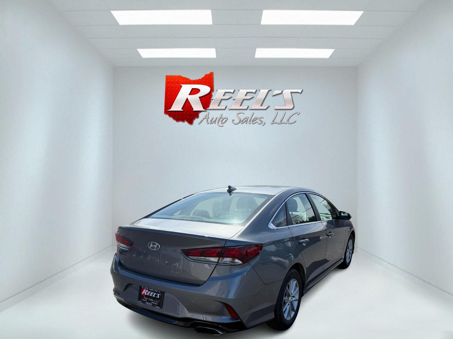 2018 Gray /Gray Hyundai Sonata SE (5NPE24AF9JH) with an 2.4L I4 DOHC 16V engine, 6-Speed Automatic transmission, located at 547 E. Main St., Orwell, OH, 44076, (440) 437-5893, 41.535435, -80.847855 - Photo#19