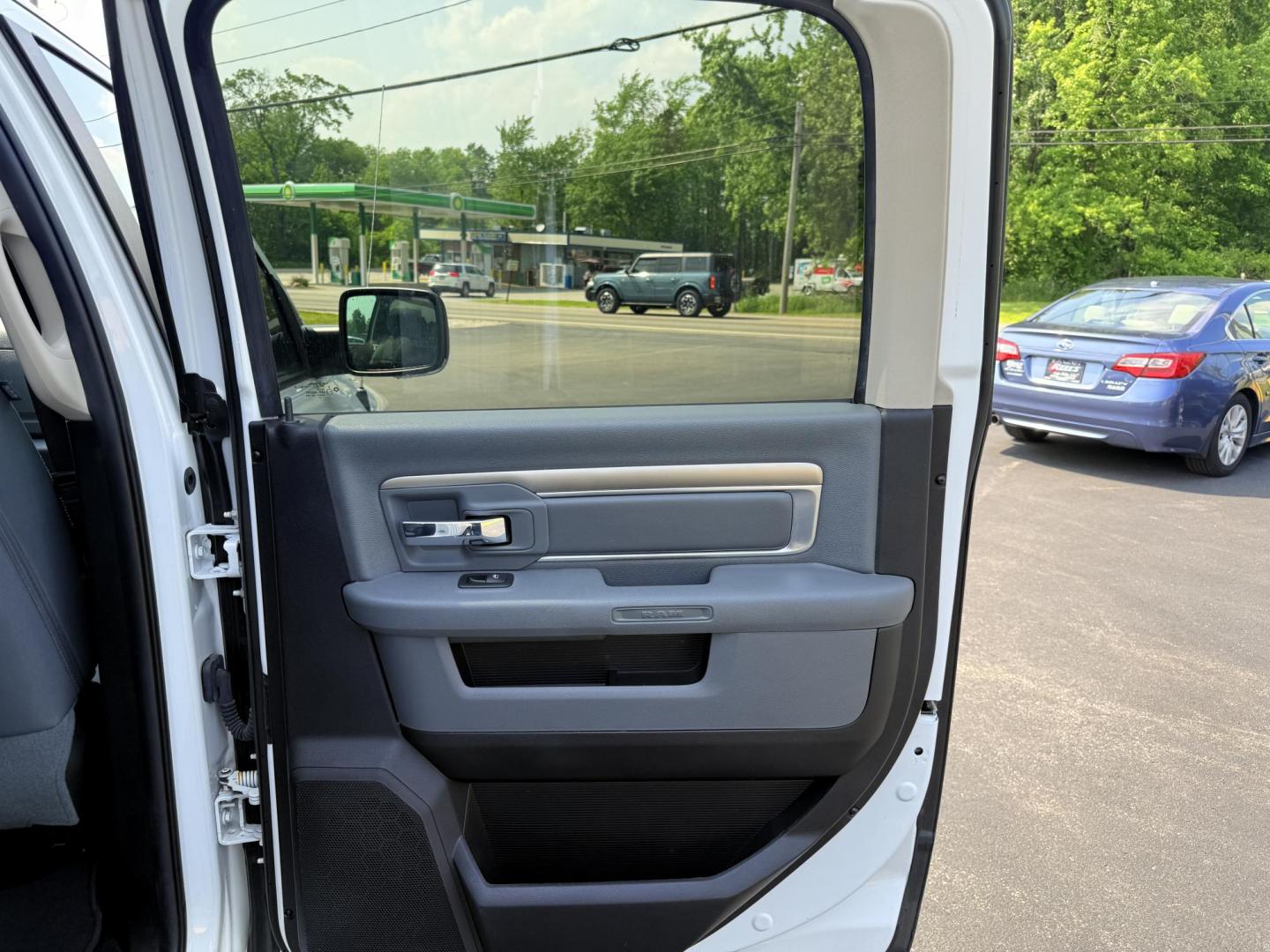 2016 White /Gray RAM 1500 Big Horn Crew Cab SWB 4WD (3C6RR7LT6GG) with an 5.7L V8 OHV 16V engine, 8-Speed Automatic transmission, located at 547 E. Main St., Orwell, OH, 44076, (440) 437-5893, 41.535435, -80.847855 - This 2016 Ram 1500 Big Horn Crew Cab is equipped with a robust 5.7L HEMI V8 engine paired with an 8-speed automatic transmission, offering a powerful performance and a 8,010-pound towing capacity. It features a comfortable interior with a power driver's seat and heated front seats, and is enhanced w - Photo#28