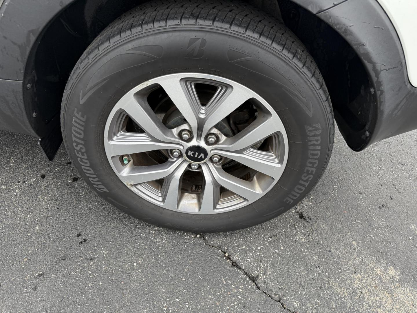 2015 White /Black Kia Sportage LX AWD (KNDPBCAC2F7) with an 2.4L I4 DOHC 16V engine, 6-Speed Automatic transmission, located at 11115 Chardon Rd. , Chardon, OH, 44024, (440) 214-9705, 41.580246, -81.241943 - This One Owner 2015 Kia Sportage LX AWD is a compact SUV equipped with a 2.4-liter inline-four GDI engine paired with a 6-speed automatic transmission. Despite being from 2015, this model offers modern amenities such as ECO driving mode for enhanced fuel efficiency and compatibility with Apple Carpl - Photo#5