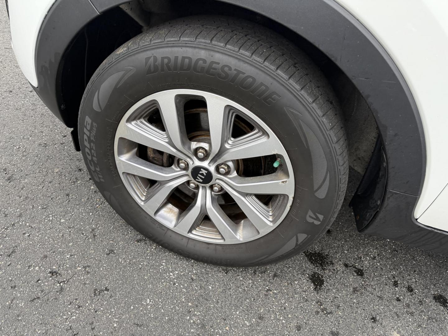 2015 White /Black Kia Sportage LX AWD (KNDPBCAC2F7) with an 2.4L I4 DOHC 16V engine, 6-Speed Automatic transmission, located at 11115 Chardon Rd. , Chardon, OH, 44024, (440) 214-9705, 41.580246, -81.241943 - This One Owner 2015 Kia Sportage LX AWD is a compact SUV equipped with a 2.4-liter inline-four GDI engine paired with a 6-speed automatic transmission. Despite being from 2015, this model offers modern amenities such as ECO driving mode for enhanced fuel efficiency and compatibility with Apple Carpl - Photo#6