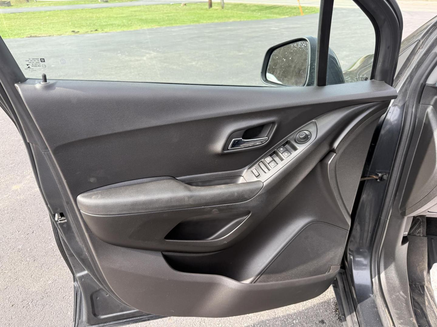 2017 Gray /Black Chevrolet Trax LT FWD (3GNCJLSB8HL) with an 1.4L I4 DOHC 16V Turbo engine, 6A transmission, located at 11115 Chardon Rd. , Chardon, OH, 44024, (440) 214-9705, 41.580246, -81.241943 - This One Owner 2017 Chevrolet Trax is a fuel efficient low miles SUV. Equipped with a 1.4-liter I4 turbocharged EcoTec engine and a 6-speed automatic transmission, providing a balance of efficiency and performance. Notable features include a power driver's seat, remote start for added convenience, a - Photo#6