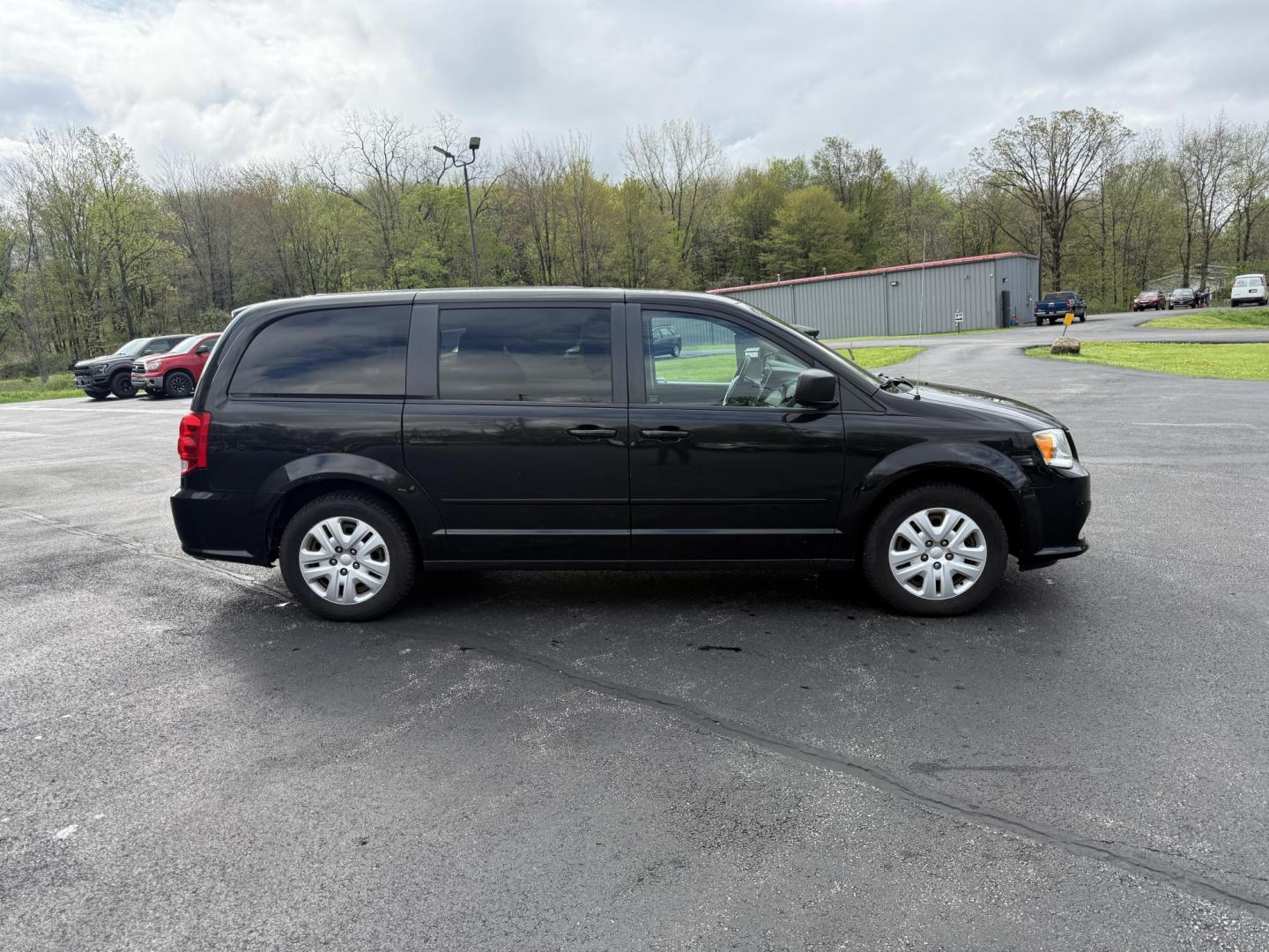 2014 Black /Black Dodge Grand Caravan SE (2C4RDGBG5ER) with an 3.6L V6 DOHC 24V FFV engine, 6-Speed Automatic transmission, located at 11115 Chardon Rd. , Chardon, OH, 44024, (440) 214-9705, 41.580246, -81.241943 - This One Owner 2014 Dodge Grand Caravan is ready for any adventure your family needs. Equipped with a 3.6L Pentastar V6 engine and a 6-speed automatic transmission, offering reliable performance and flex-fuel capability. It features practical amenities such as STOW 'N GO' seating for flexible cargo - Photo#5