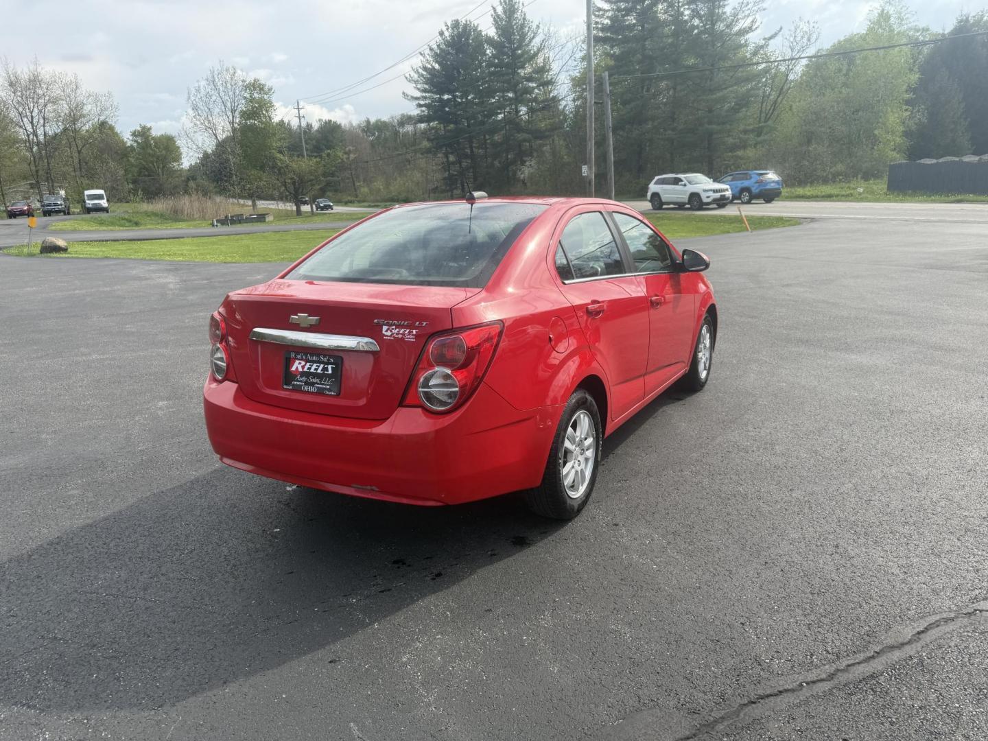 2015 Red /Black Chevrolet Sonic LT Auto Sedan (1G1JC5SH8F4) with an 1.8L I4 DOHC 24V engine, 6-Speed Automatic transmission, located at 11115 Chardon Rd. , Chardon, OH, 44024, (440) 214-9705, 41.580246, -81.241943 - FRESH TRADE IN ALERT ---- This 2015 Chevrolet Sonic LT Sedan with a 1.8L I4 EcoTec engine and 6-speed automatic transmission offers a blend of efficiency and convenience, achieving up to 34 MPG on the highway. Standard features include daytime running lights, dusk-sensing headlights for enhanced sa - Photo#7