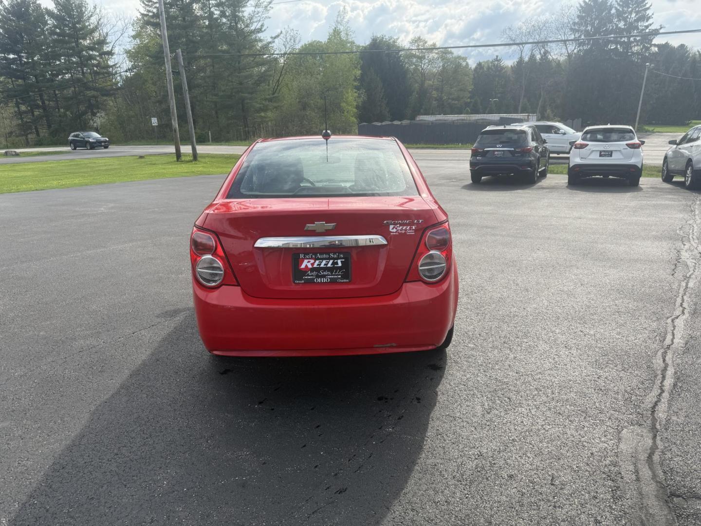 2015 Red /Black Chevrolet Sonic LT Auto Sedan (1G1JC5SH8F4) with an 1.8L I4 DOHC 24V engine, 6-Speed Automatic transmission, located at 11115 Chardon Rd. , Chardon, OH, 44024, (440) 214-9705, 41.580246, -81.241943 - FRESH TRADE IN ALERT ---- This 2015 Chevrolet Sonic LT Sedan with a 1.8L I4 EcoTec engine and 6-speed automatic transmission offers a blend of efficiency and convenience, achieving up to 34 MPG on the highway. Standard features include daytime running lights, dusk-sensing headlights for enhanced sa - Photo#8