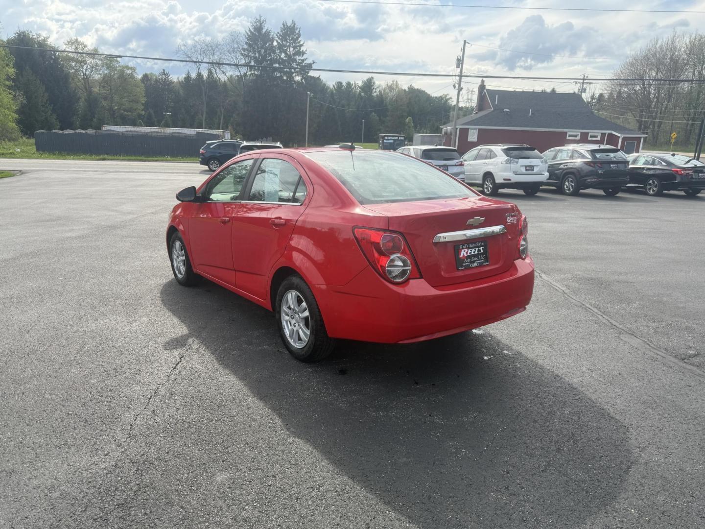 2015 Red /Black Chevrolet Sonic LT Auto Sedan (1G1JC5SH8F4) with an 1.8L I4 DOHC 24V engine, 6-Speed Automatic transmission, located at 11115 Chardon Rd. , Chardon, OH, 44024, (440) 214-9705, 41.580246, -81.241943 - FRESH TRADE IN ALERT ---- This 2015 Chevrolet Sonic LT Sedan with a 1.8L I4 EcoTec engine and 6-speed automatic transmission offers a blend of efficiency and convenience, achieving up to 34 MPG on the highway. Standard features include daytime running lights, dusk-sensing headlights for enhanced sa - Photo#9