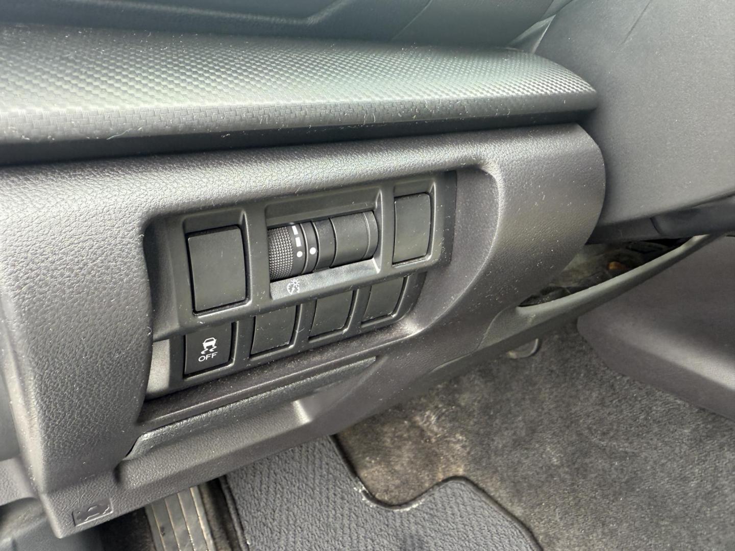 2017 White /Gray Subaru Impreza 2.0i 4-Door (4S3GKAA60H3) with an 2.0L H4 DOHC 16V engine, Automatic transmission, located at 547 E. Main St., Orwell, OH, 44076, (440) 437-5893, 41.535435, -80.847855 - This little 2017 Subaru Imprezza is a modern and fuel efficient sedan. Equipped with a 2.0-liter H4 engine and Subaru’s Symmetrical All-Wheel Drive system, offering confident handling and stability. It boasts impressive fuel efficiency, achieving up to 38 MPG on the highway. Standard features incl - Photo#19