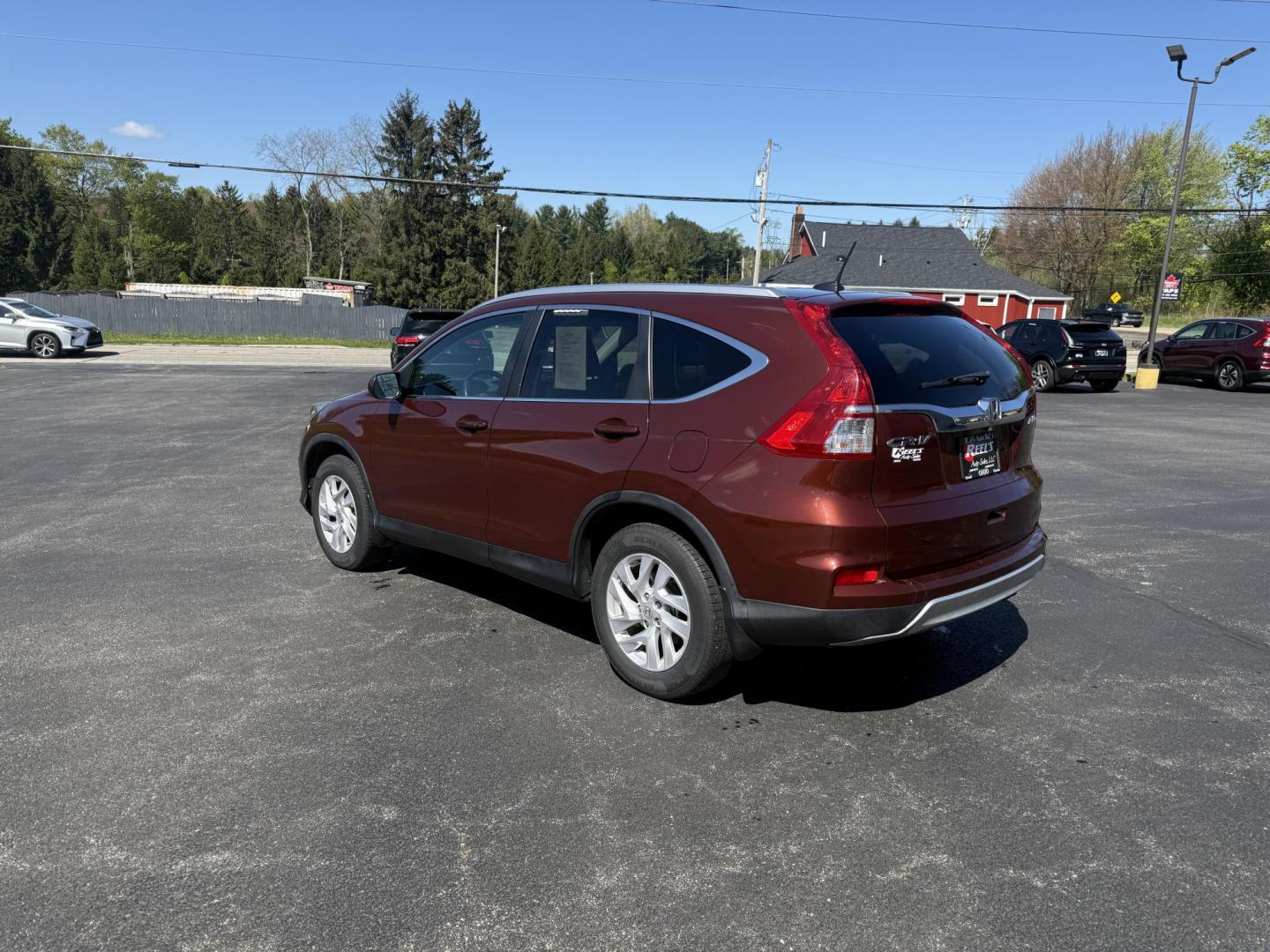 2015 Red /Black Honda CR-V EX-L 4WD (2HKRM4H73FH) with an 2.4L I4 DOHC 16V engine, Automatic transmission, located at 11115 Chardon Rd. , Chardon, OH, 44024, (440) 214-9705, 41.580246, -81.241943 - This One Owner 2015 Honda CR-V EX-L AWD has luxury, reliability and, fuel efficiency. Powered by Honda's incredible 2.4 I4 Engine and CVT (Continuously Variable Transmission) it achieves up to 32 MPG Highway while still have all weather capability due to it's all wheel drive system. With a leather i - Photo#8
