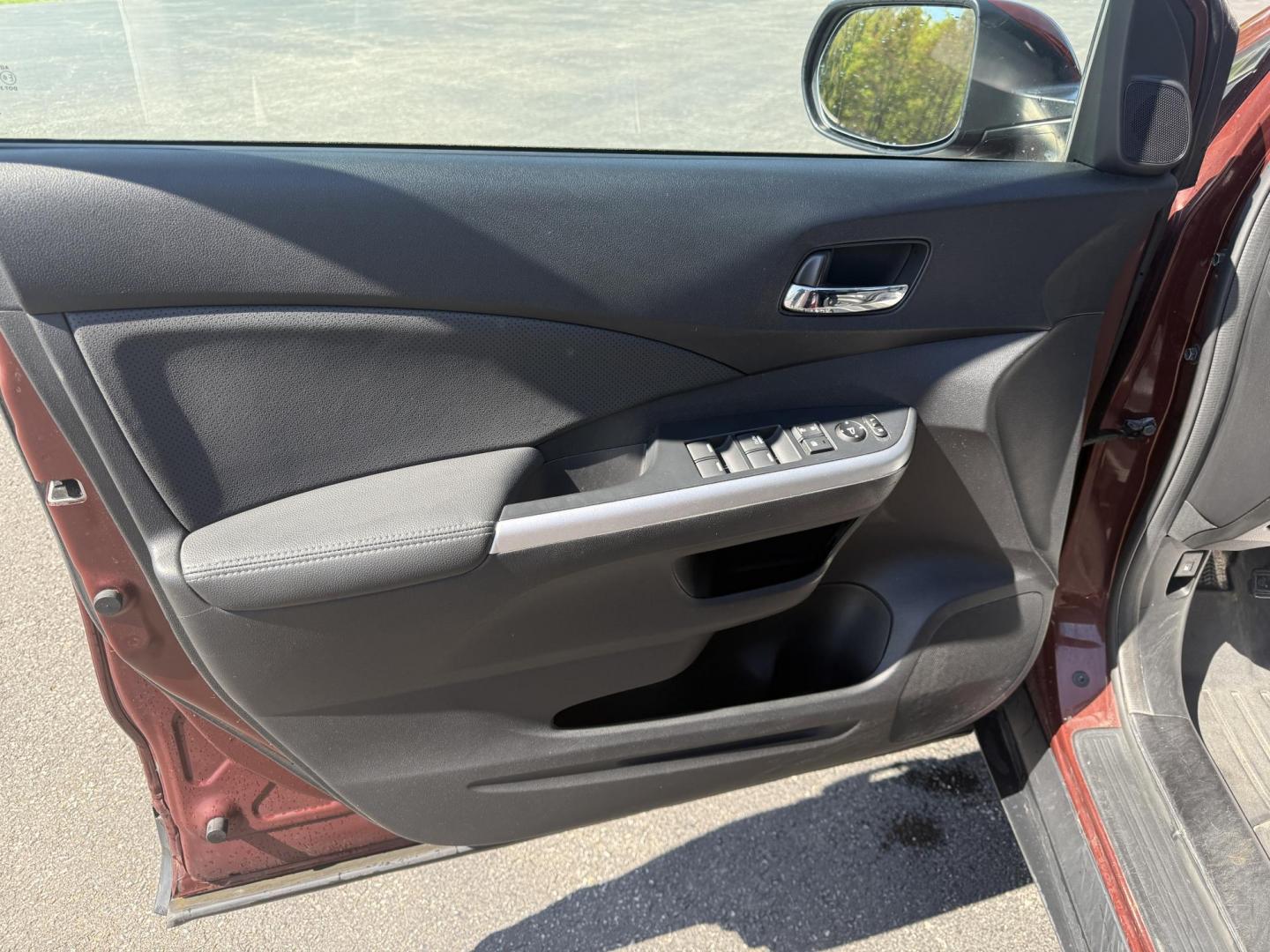 2015 Red /Black Honda CR-V EX-L 4WD (2HKRM4H73FH) with an 2.4L I4 DOHC 16V engine, Automatic transmission, located at 11115 Chardon Rd. , Chardon, OH, 44024, (440) 214-9705, 41.580246, -81.241943 - This One Owner 2015 Honda CR-V EX-L AWD has luxury, reliability and, fuel efficiency. Powered by Honda's incredible 2.4 I4 Engine and CVT (Continuously Variable Transmission) it achieves up to 32 MPG Highway while still have all weather capability due to it's all wheel drive system. With a leather i - Photo#16