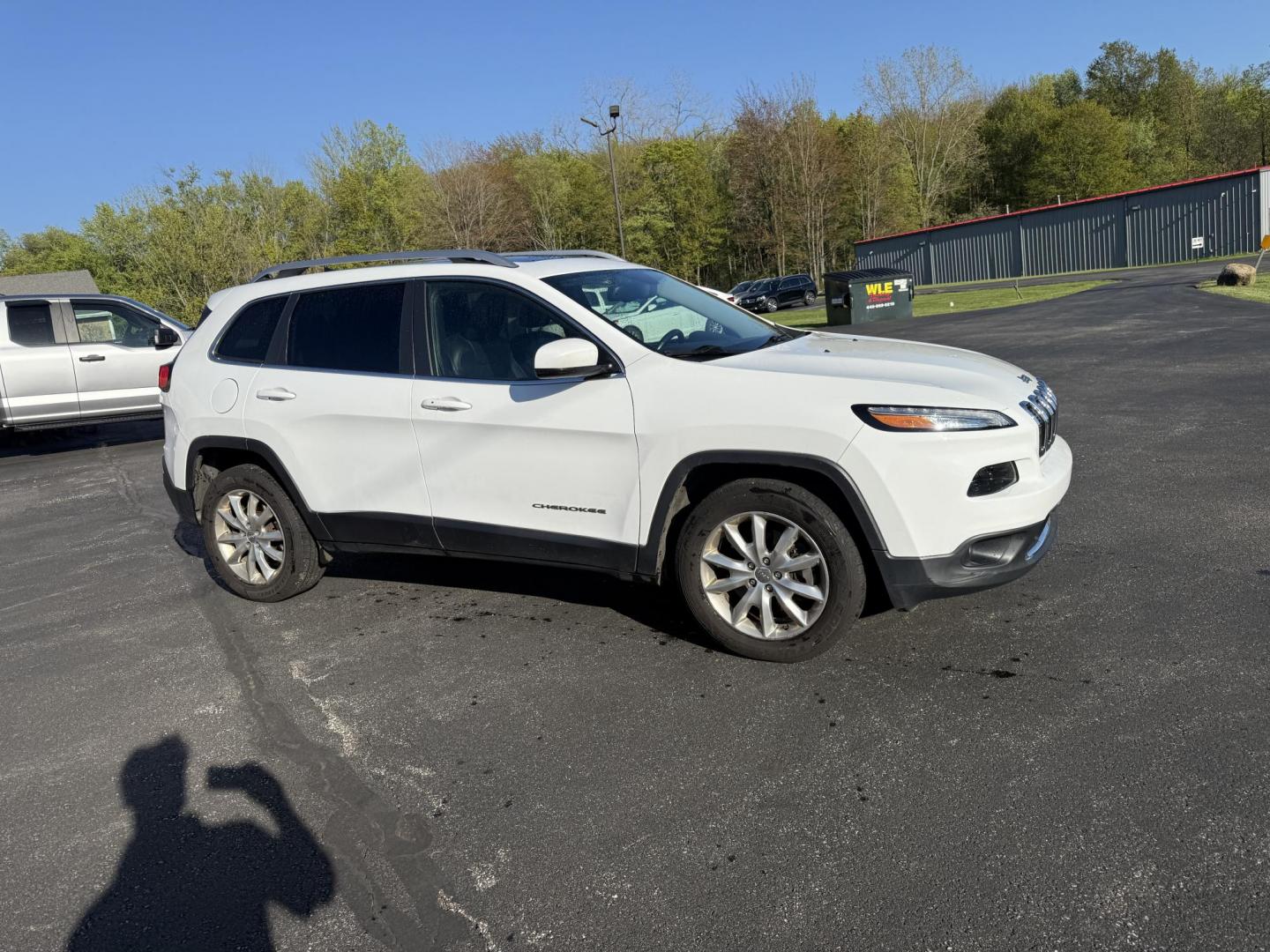 2016 White /Black Jeep Cherokee Limited 4WD (1C4PJMDB7GW) with an 2.4L I4 DOHC 16V engine, 9A transmission, located at 11115 Chardon Rd. , Chardon, OH, 44024, (440) 214-9705, 41.580246, -81.241943 - FRESH TRADE ALERT ---- This 2016 Jeep Cherokee Limited 4WD is a luxurious midsized SUV. Powered by a 2.4 I4 engine and a 9 speed automatic transmission it achieves an impressive 28 MPG highway. This Jeep is equipped with a luxurious leather interior, heated front seats, power drivers seat, and dual - Photo#3