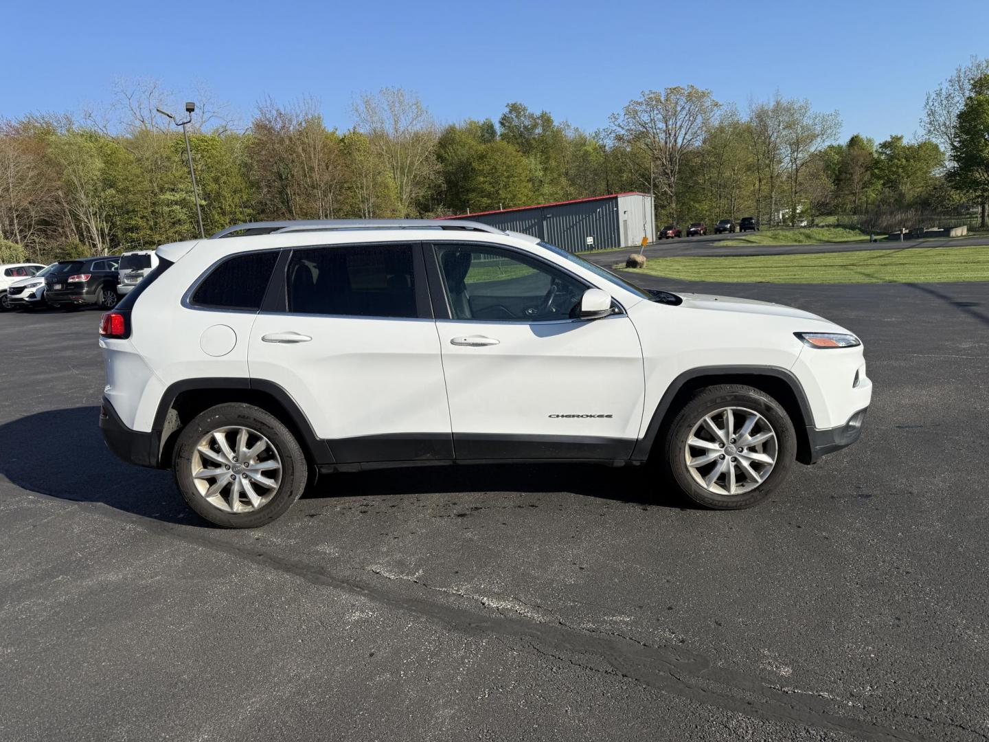 2016 White /Black Jeep Cherokee Limited 4WD (1C4PJMDB7GW) with an 2.4L I4 DOHC 16V engine, 9A transmission, located at 11115 Chardon Rd. , Chardon, OH, 44024, (440) 214-9705, 41.580246, -81.241943 - FRESH TRADE ALERT ---- This 2016 Jeep Cherokee Limited 4WD is a luxurious midsized SUV. Powered by a 2.4 I4 engine and a 9 speed automatic transmission it achieves an impressive 28 MPG highway. This Jeep is equipped with a luxurious leather interior, heated front seats, power drivers seat, and dual - Photo#5