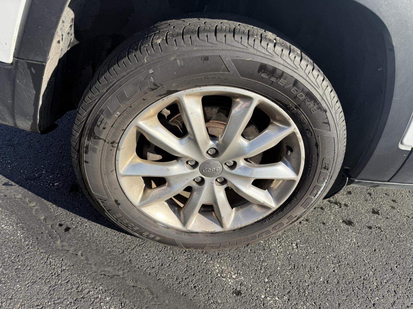 2016 White /Black Jeep Cherokee Limited 4WD (1C4PJMDB7GW) with an 2.4L I4 DOHC 16V engine, 9A transmission, located at 11115 Chardon Rd. , Chardon, OH, 44024, (440) 214-9705, 41.580246, -81.241943 - FRESH TRADE ALERT ---- This 2016 Jeep Cherokee Limited 4WD is a luxurious midsized SUV. Powered by a 2.4 I4 engine and a 9 speed automatic transmission it achieves an impressive 28 MPG highway. This Jeep is equipped with a luxurious leather interior, heated front seats, power drivers seat, and dual - Photo#6